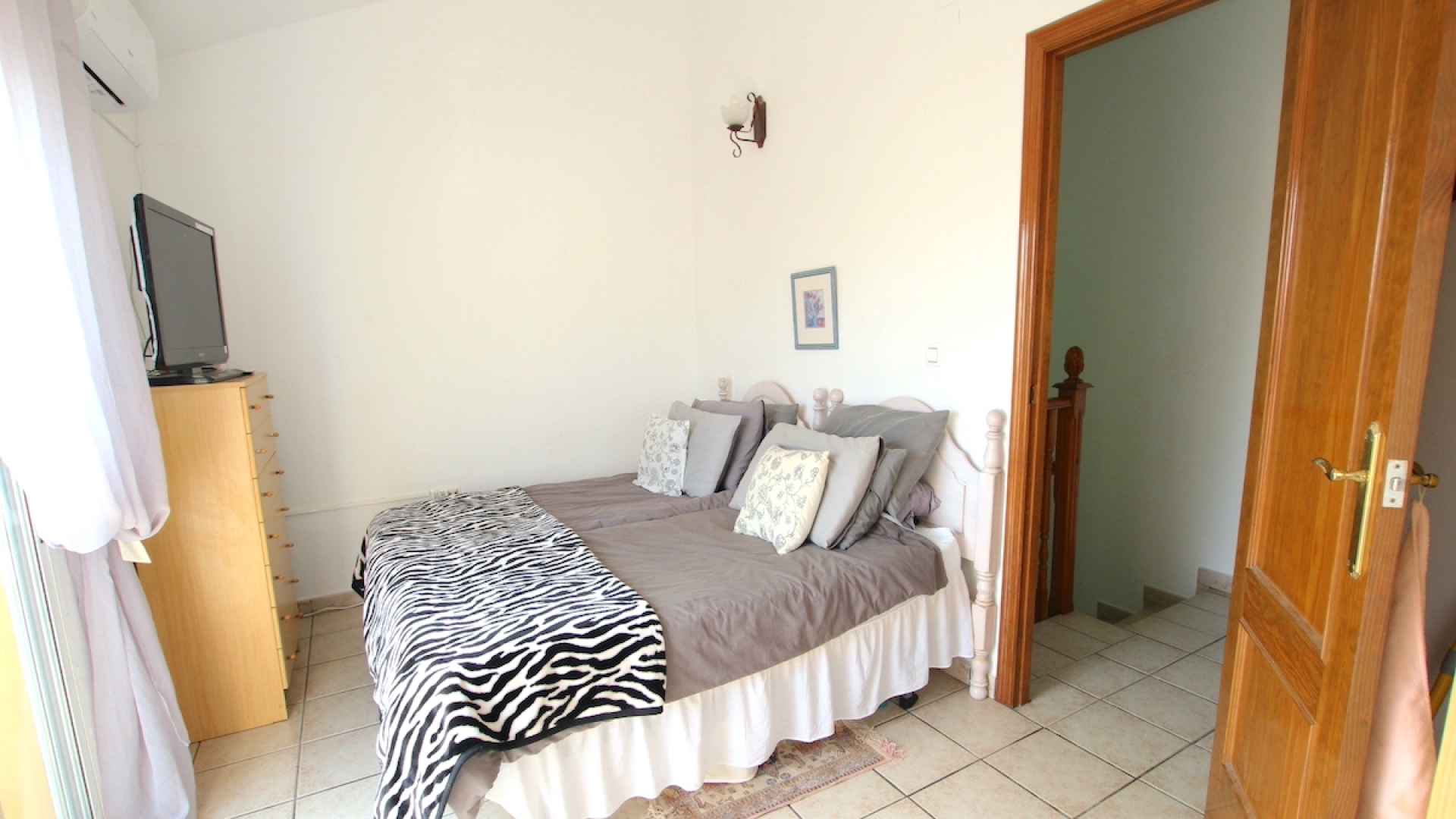 49032_wonderful_three_bedroom_end_townhouse_with_sea_views_060625140558_img_3771