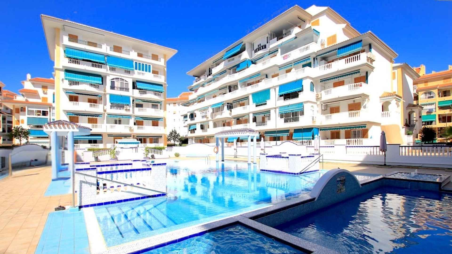 49140_stylish_one_bedroom_apartment_with_sea_views_110925135729_2