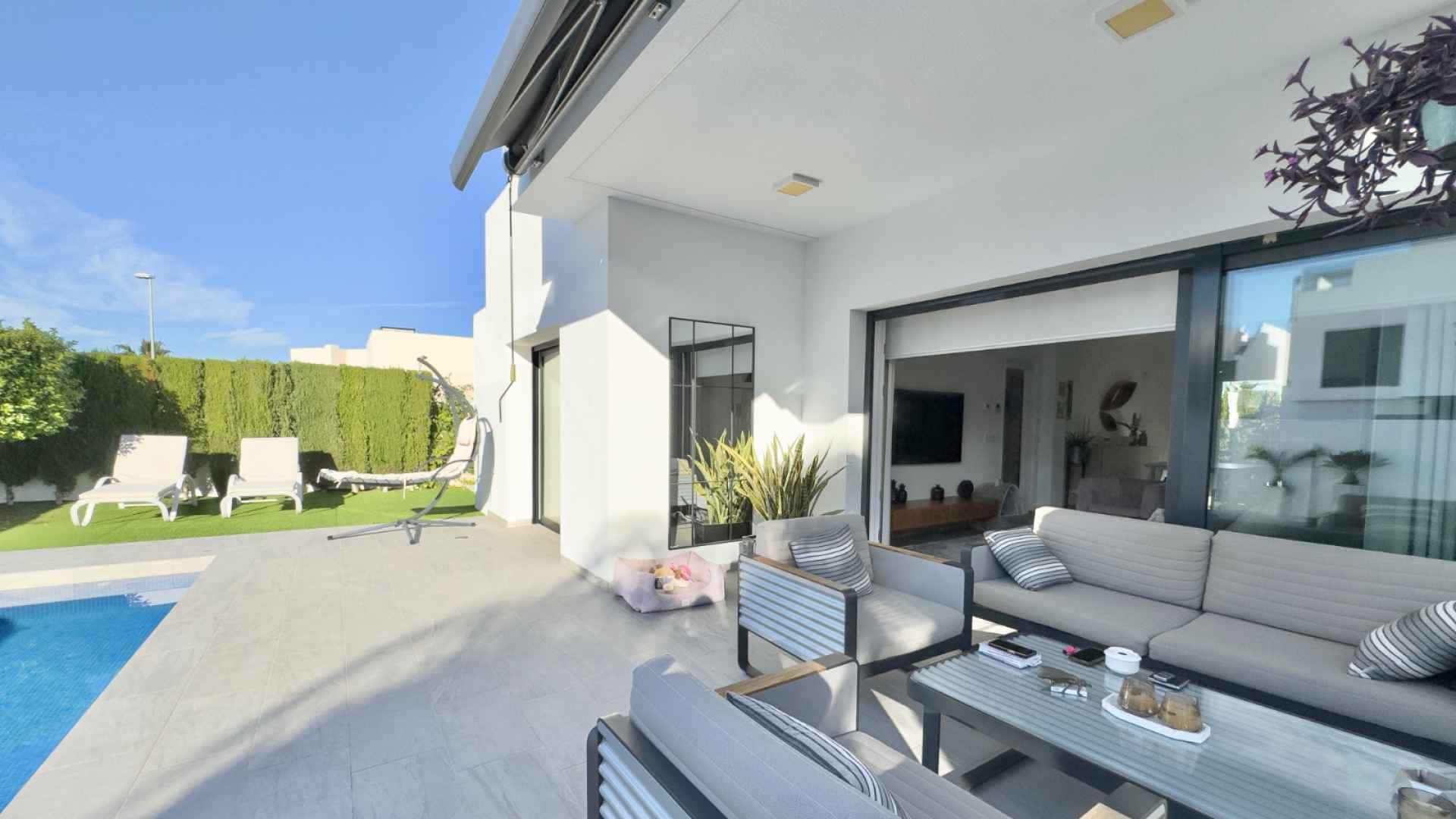 o_1j8as52vkiat153mju7r1t823m