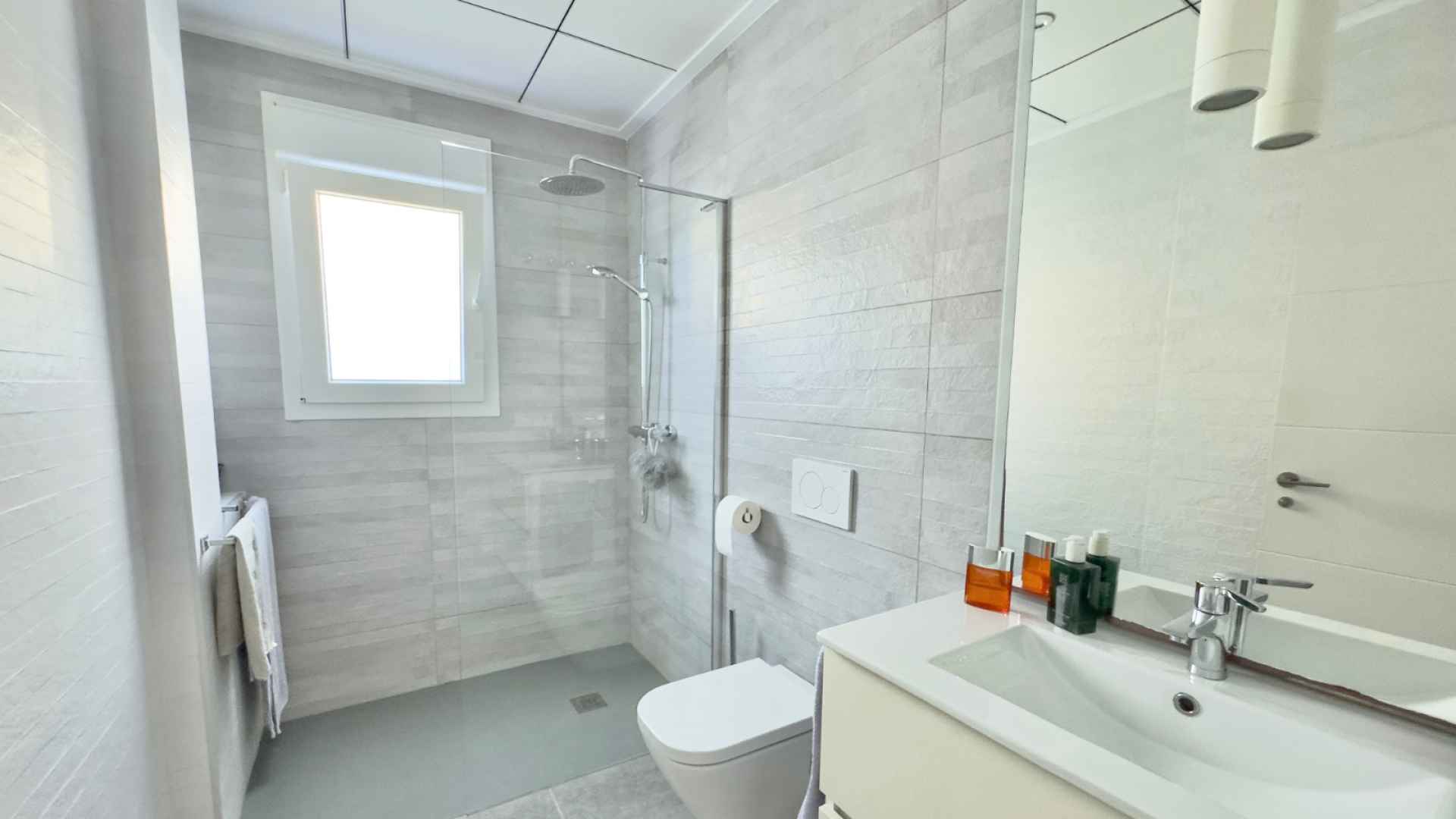 o_1j8as52vkts1ab9cbf1spkkop3c