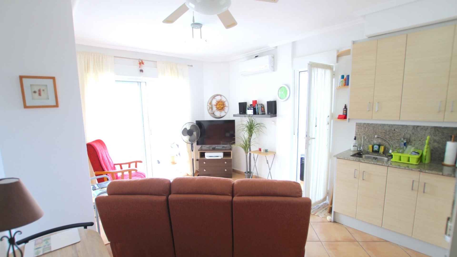 49171_stunning_2_bed_corner_apartment_with_a_mountain_backdrop_131025135844_img_8678