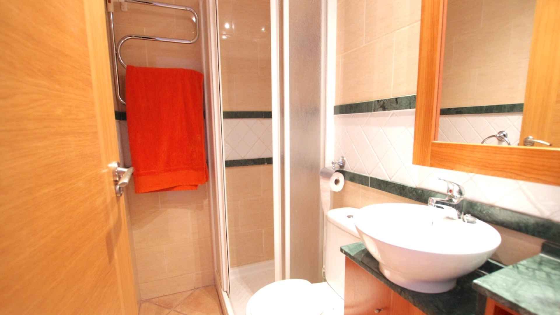 49171_stunning_2_bed_corner_apartment_with_a_mountain_backdrop_131025135846_img_8671