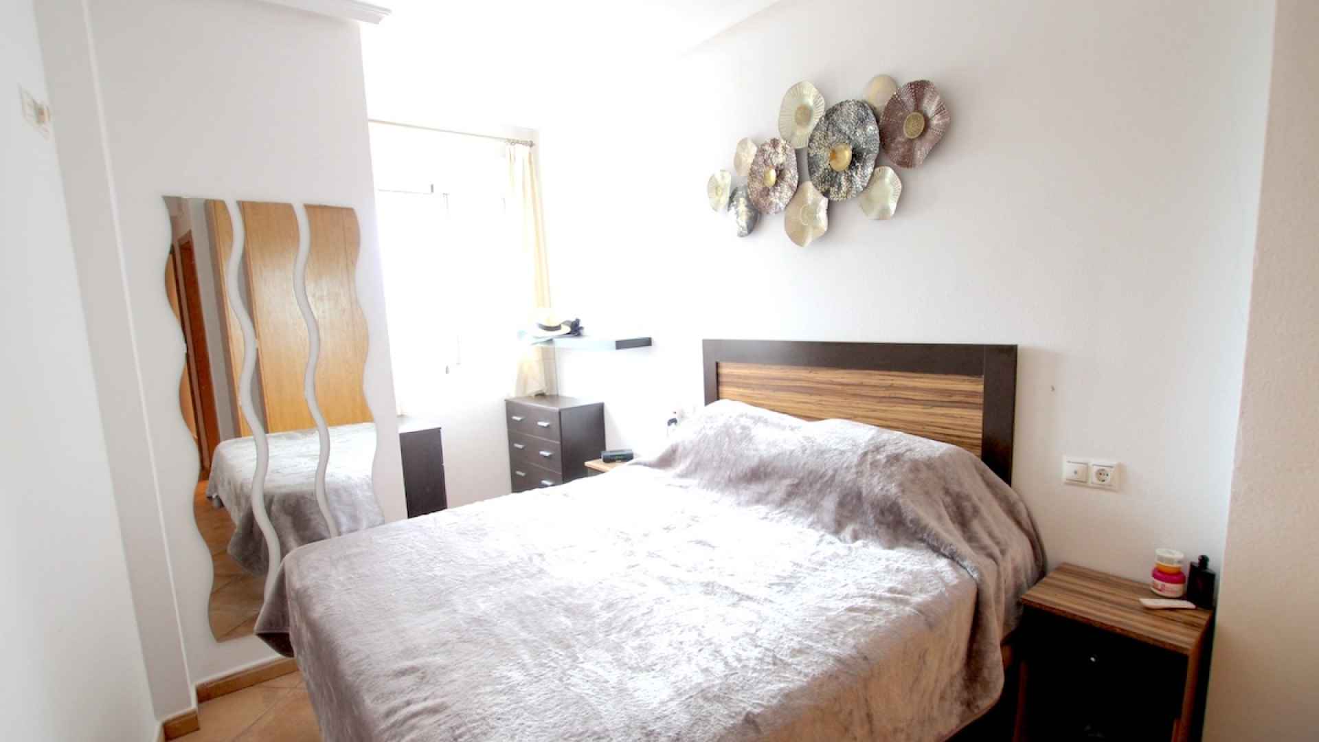 49171_stunning_2_bed_corner_apartment_with_a_mountain_backdrop_131025135847_img_8663