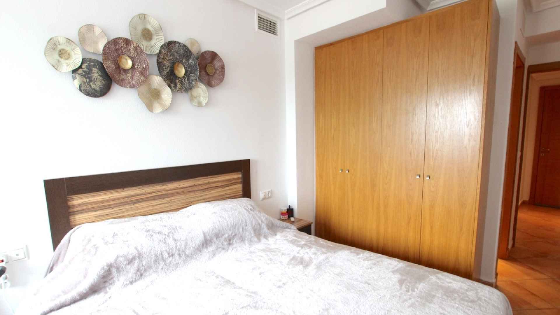 49171_stunning_2_bed_corner_apartment_with_a_mountain_backdrop_131025135847_img_8667