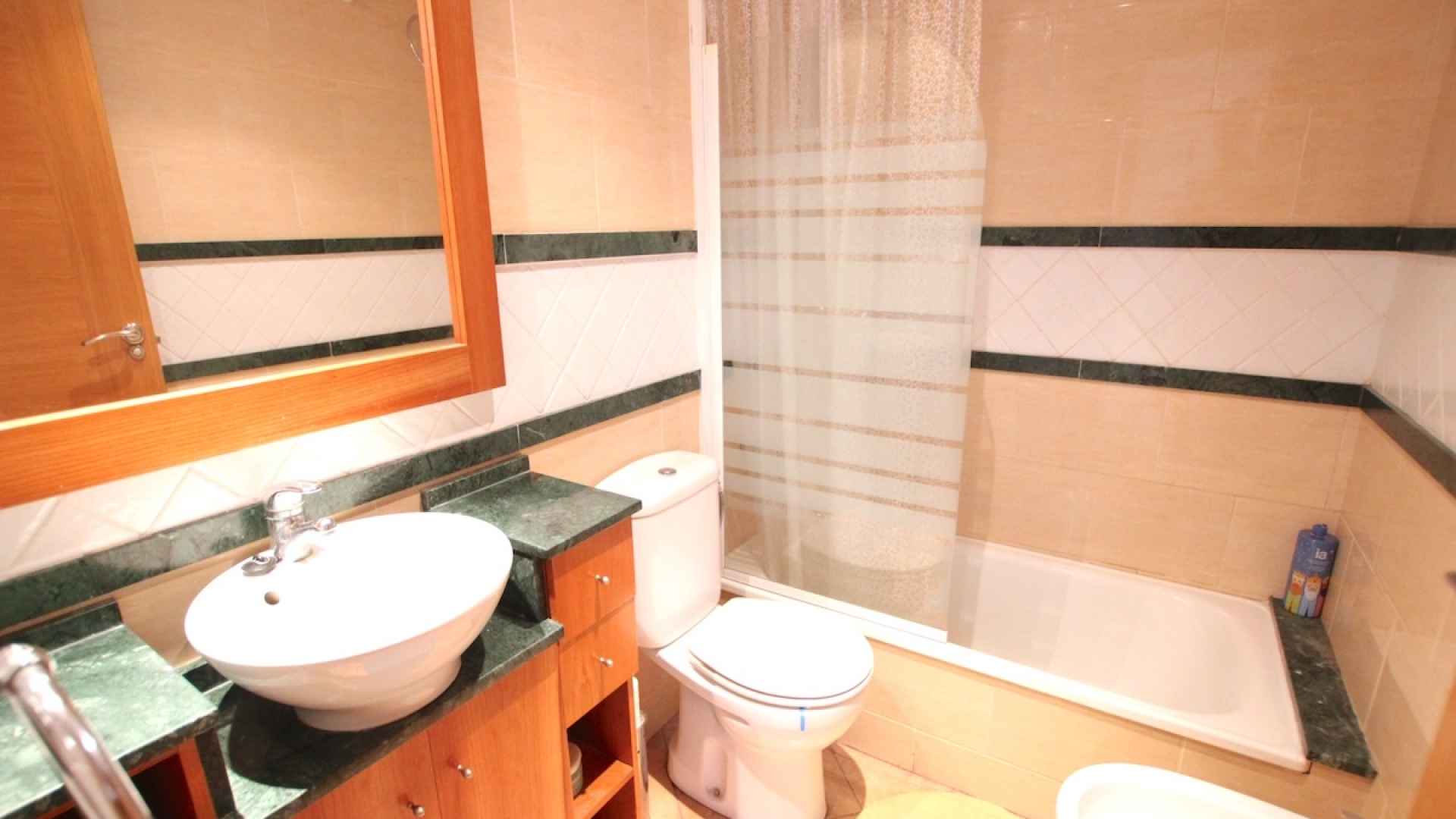 49171_stunning_2_bed_corner_apartment_with_a_mountain_backdrop_131025135847_img_8672