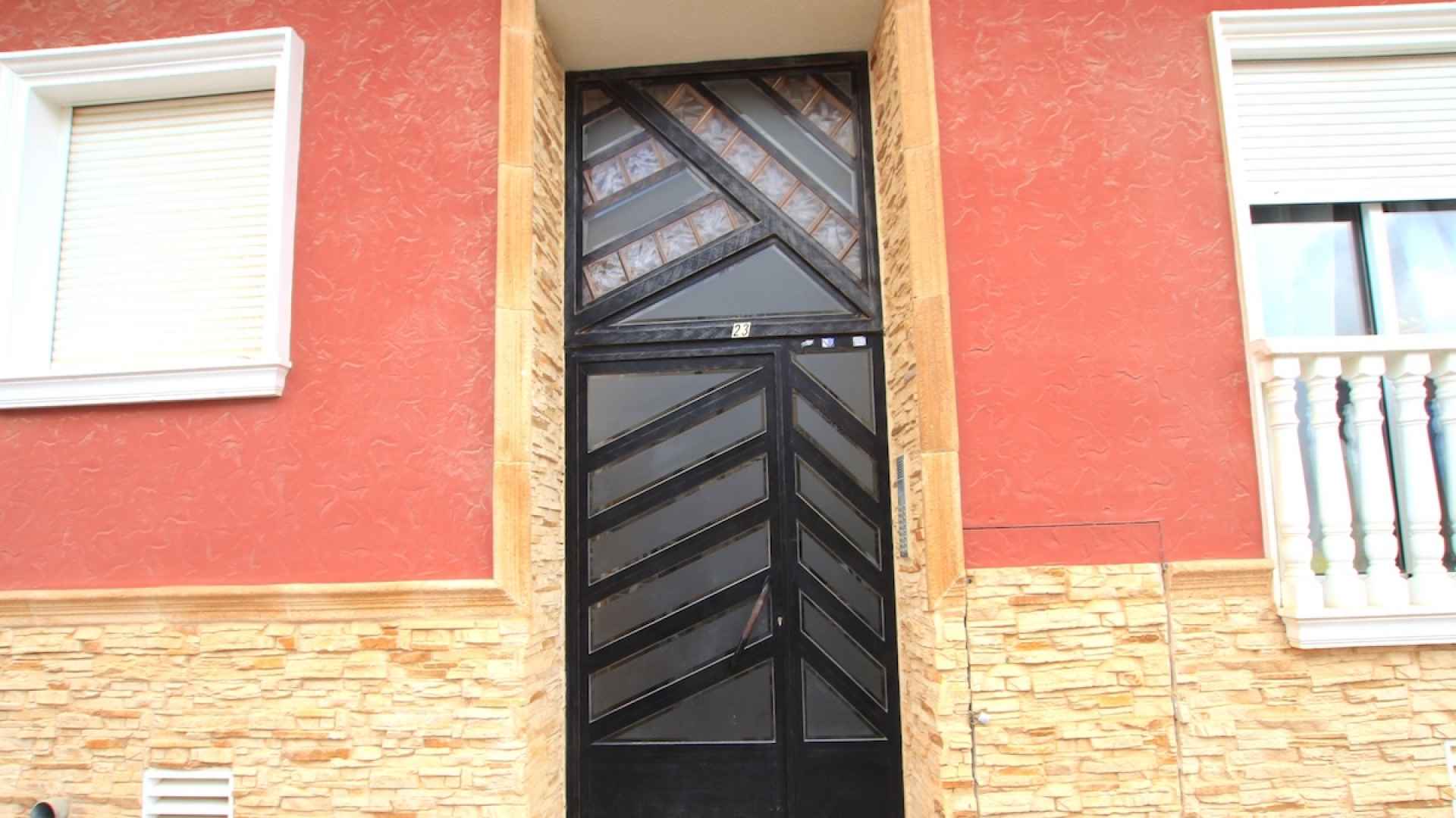 49171_stunning_2_bed_corner_apartment_with_a_mountain_backdrop_131025135848_img_8643