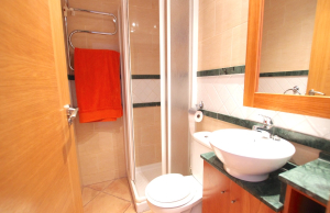 49171_stunning_2_bed_corner_apartment_with_a_mountain_backdrop_131025135846_img_8671