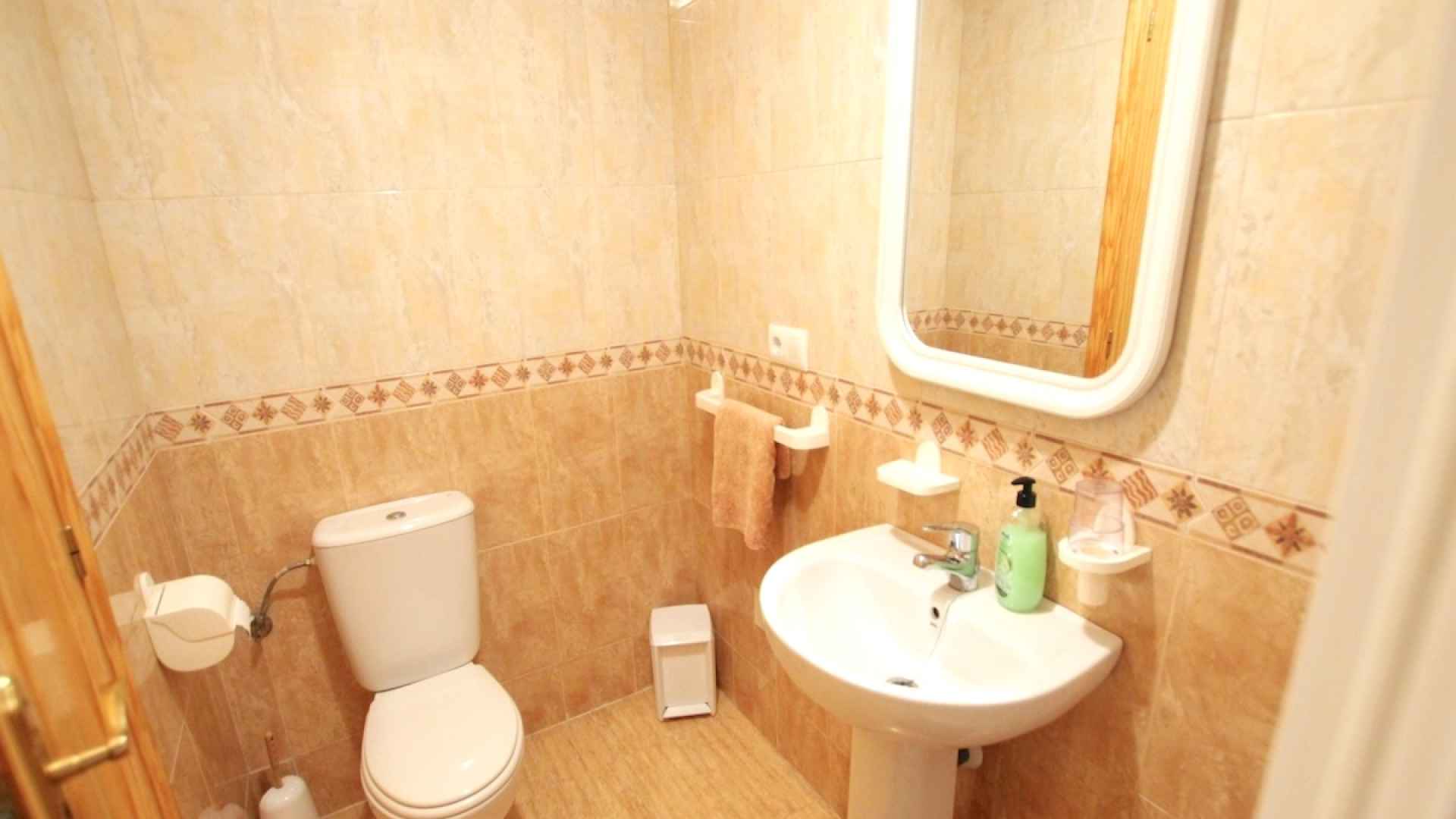 49183_spacious_2_bedroom_2_bathroom_apartment_with_secure_parking_201025154008_img_9192