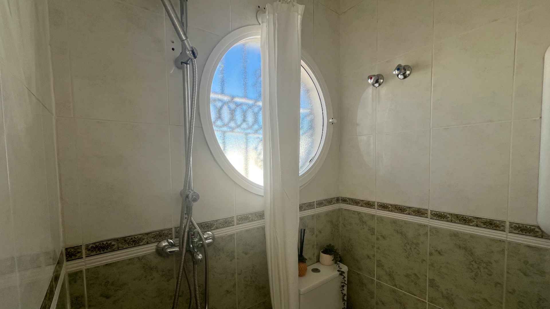 o_1jacdaslp10emop6o6v561toq4a