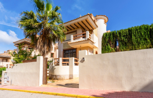 200-4674, Six Bedroom Detached Villa In Villamartin.