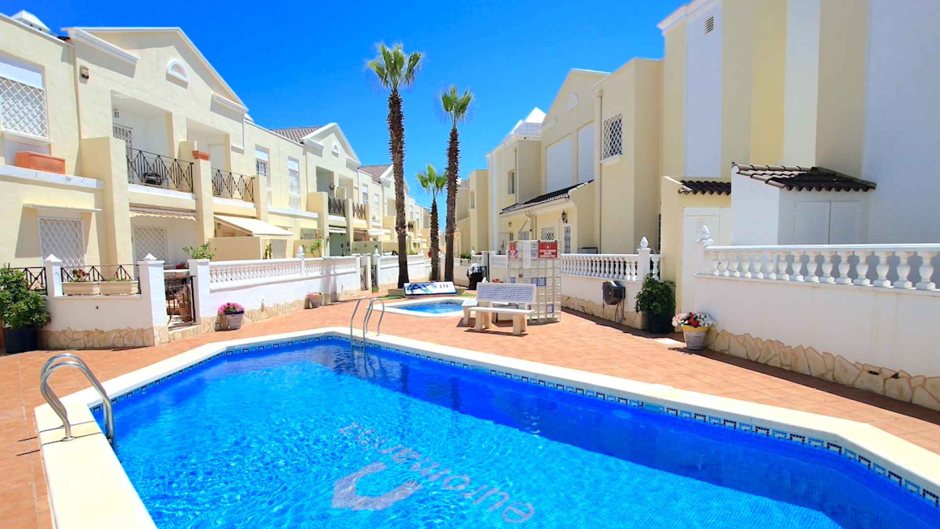49508_stylish_3_bedroom_end_townhouse_in_a_sought_after_location_270426123907_1