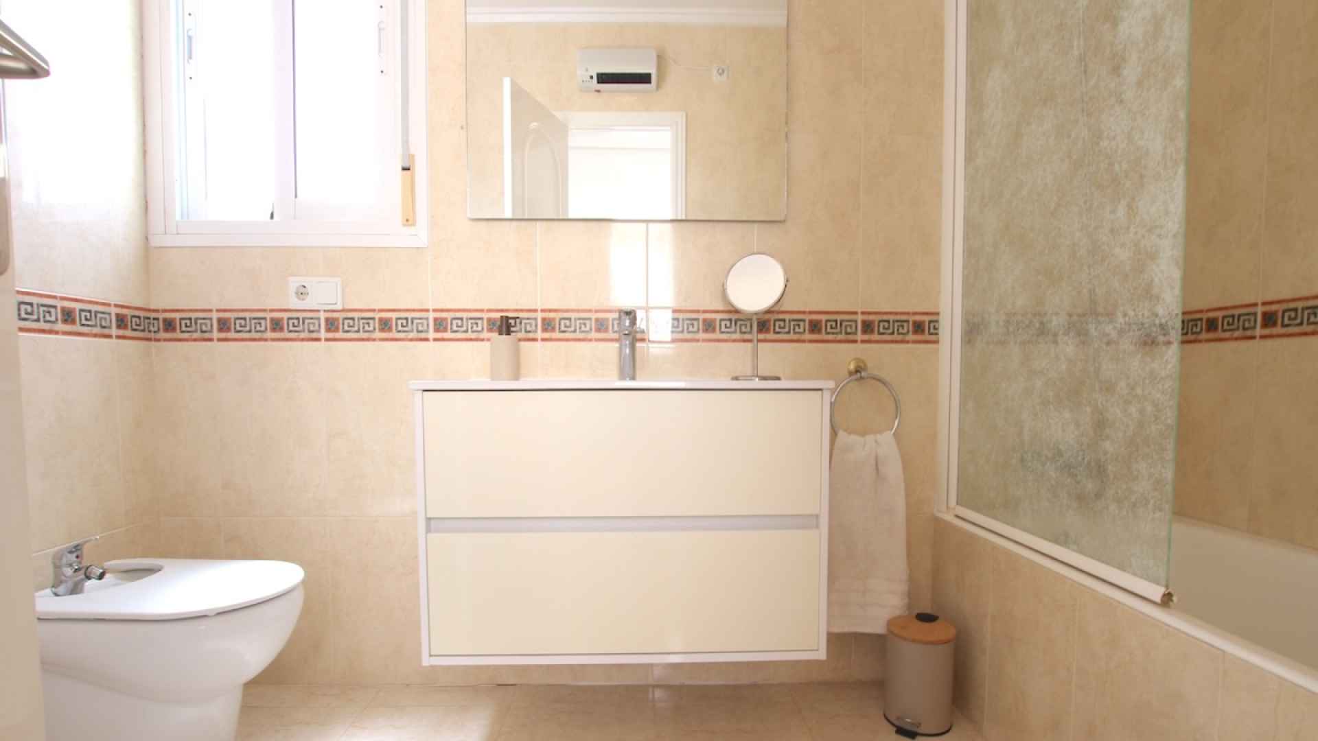 49508_stylish_3_bedroom_end_townhouse_in_a_sought_after_location_270426123920_img_5511
