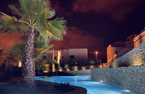 48094_contemporary_3_bedroom_penthouse_with_pool_views_290523154120_zwembad_by_night_2