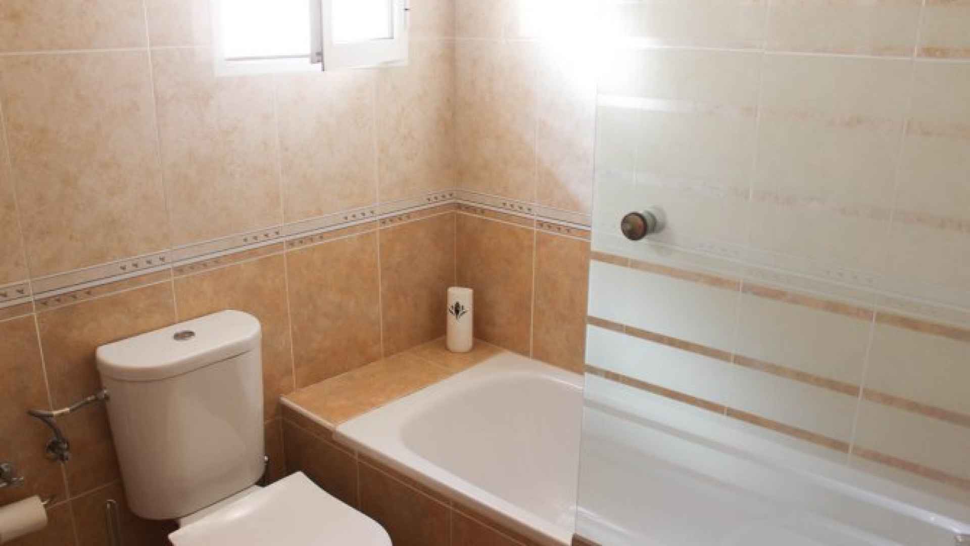 medium_16225_lovely_three_bedroom_townhouse_with_private_garage_and_large_communal_pool_160924111119_sr1346_(2)