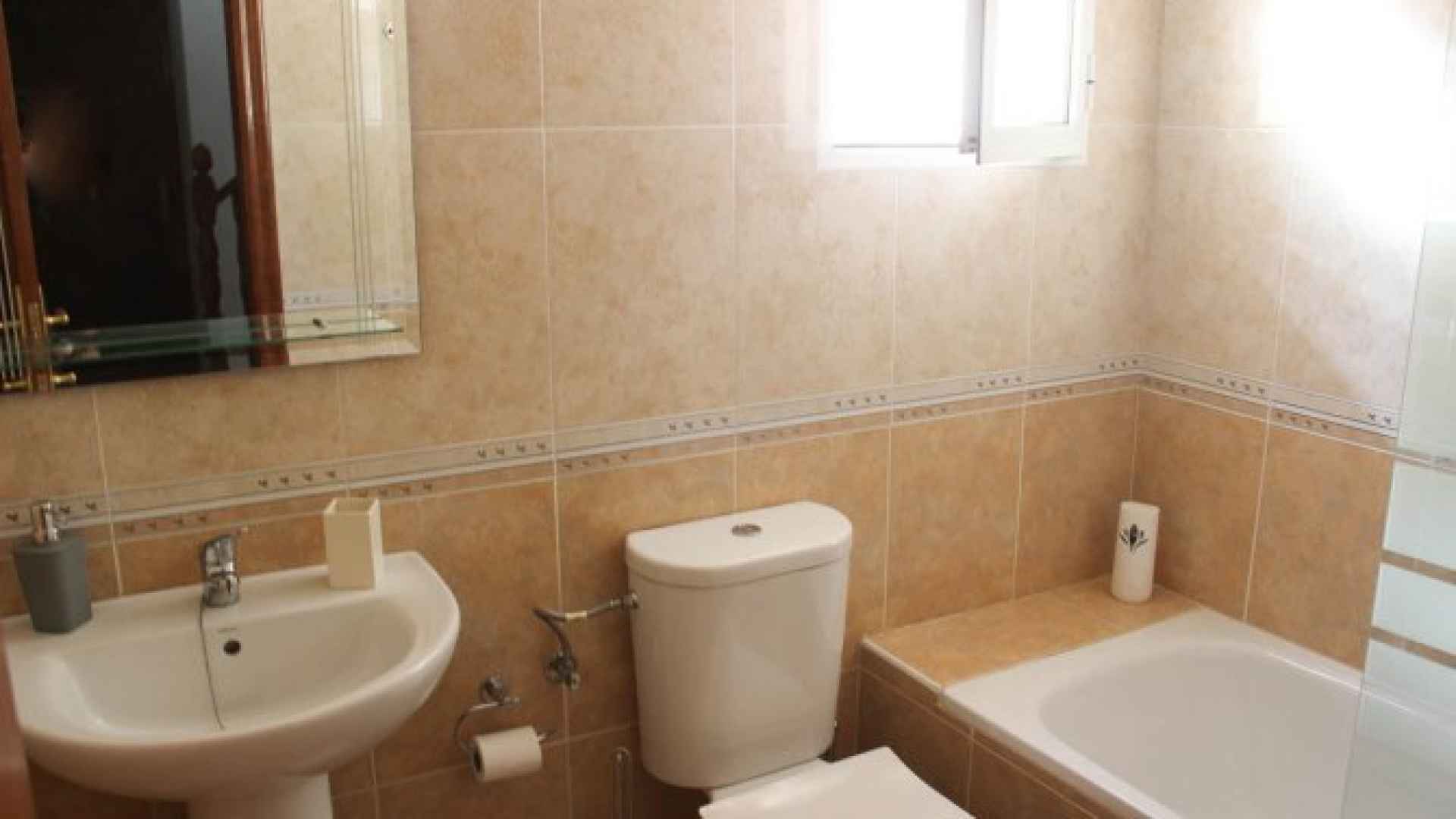 medium_16225_lovely_three_bedroom_townhouse_with_private_garage_and_large_communal_pool_160924111120_sr1346_(4)