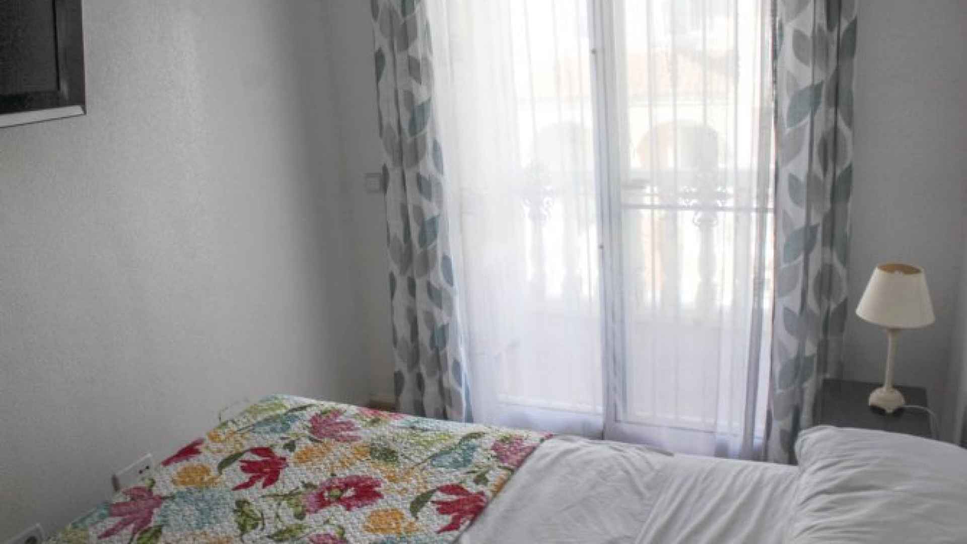 medium_16225_lovely_three_bedroom_townhouse_with_private_garage_and_large_communal_pool_160924111120_sr1376_taggart_(1)