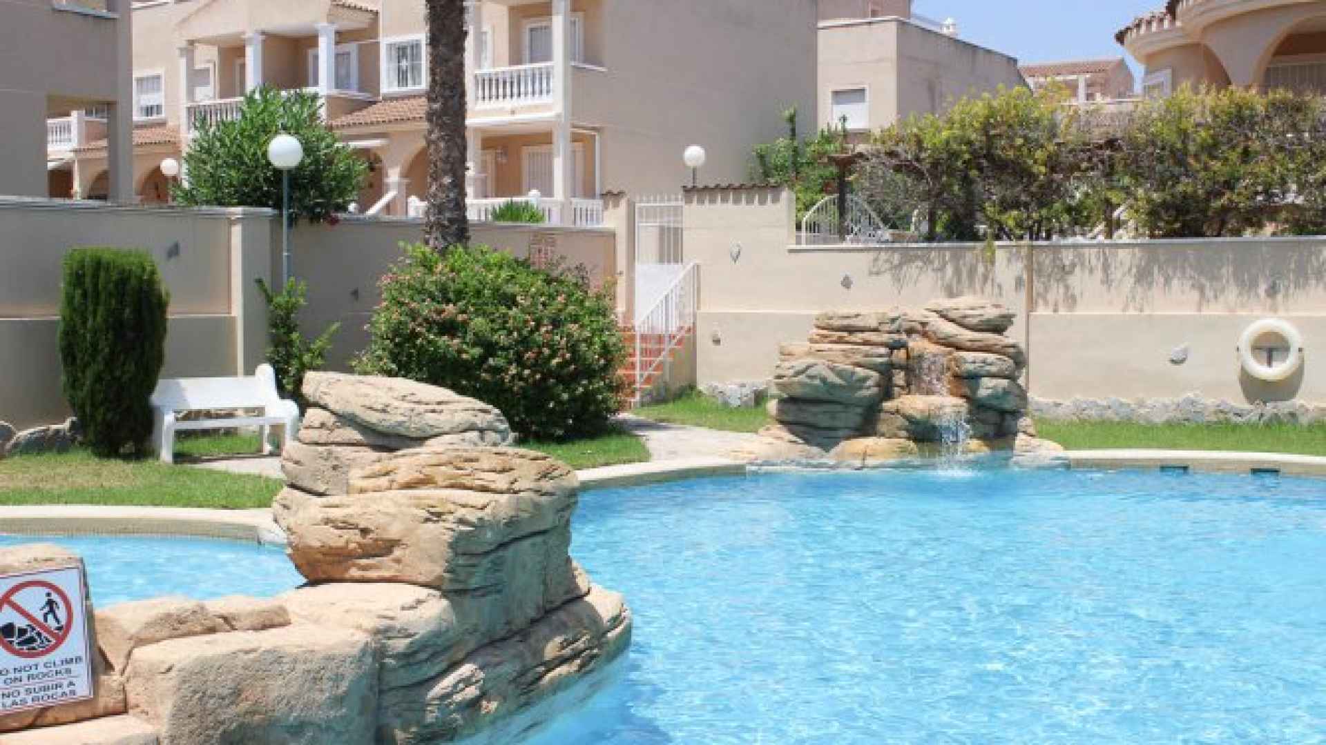 medium_16225_lovely_three_bedroom_townhouse_with_private_garage_and_large_communal_pool_160924111122_sr1346_(35)