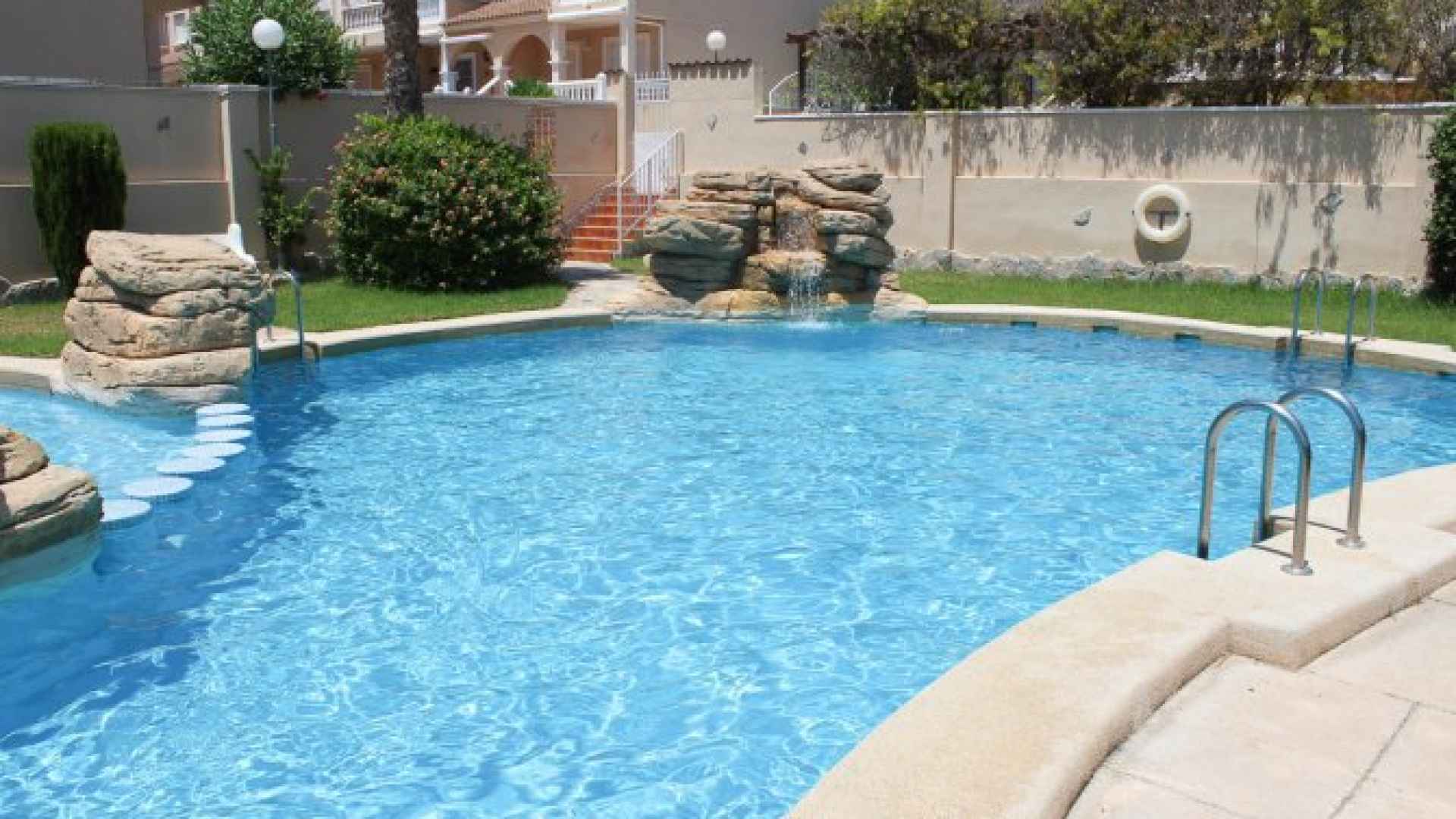 medium_16225_lovely_three_bedroom_townhouse_with_private_garage_and_large_communal_pool_160924111122_sr1346_(36)
