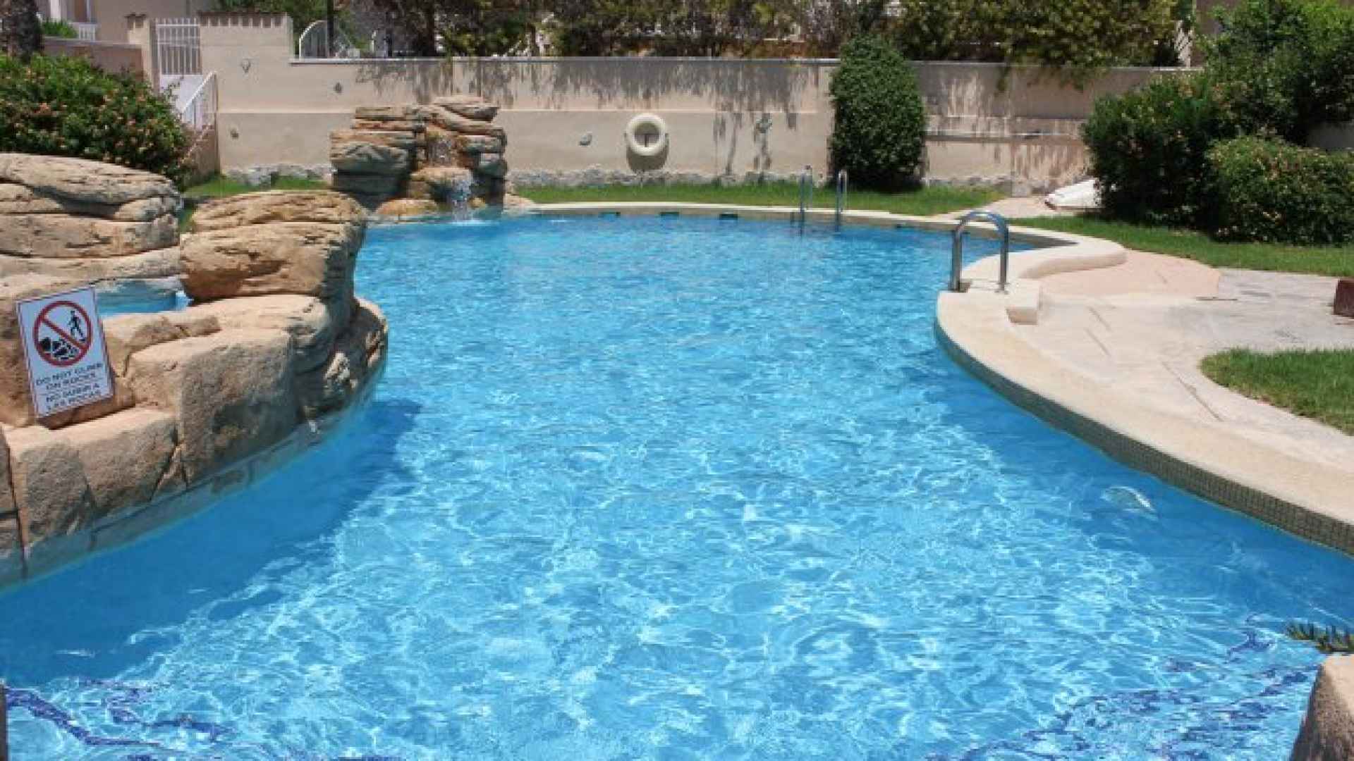medium_16225_lovely_three_bedroom_townhouse_with_private_garage_and_large_communal_pool_160924111122_sr1346_(38)