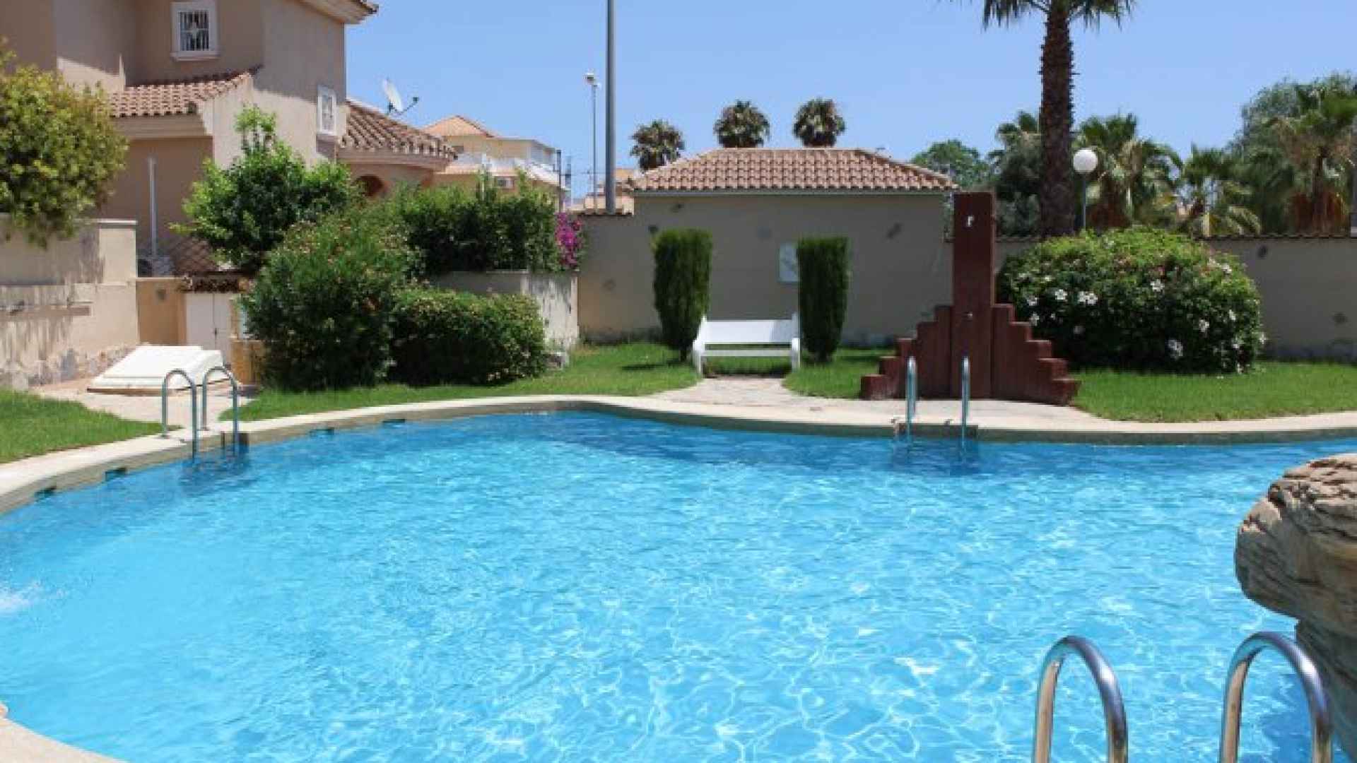 medium_16225_lovely_three_bedroom_townhouse_with_private_garage_and_large_communal_pool_160924111122_sr1346_(42)