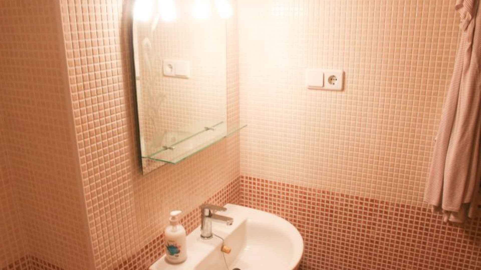 medium_16225_lovely_three_bedroom_townhouse_with_private_garage_and_large_communal_pool_160924111122_sr1346_(58)