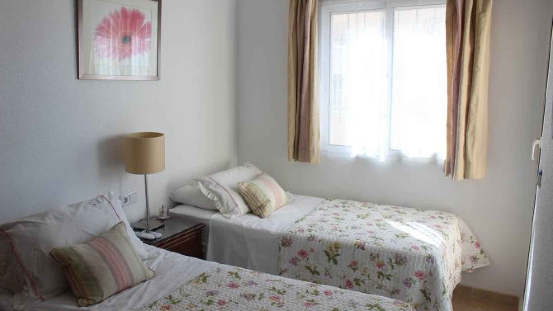 medium_16225_lovely_three_bedroom_townhouse_with_private_garage_and_large_communal_pool_160924111122_sr1376_taggart_(3)