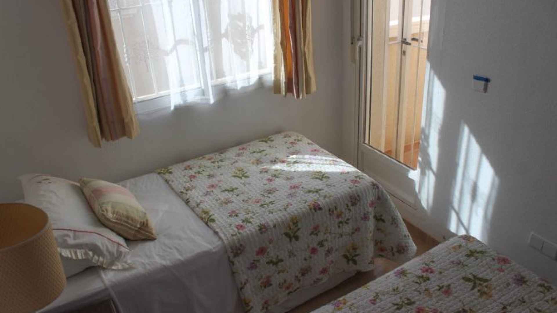medium_16225_lovely_three_bedroom_townhouse_with_private_garage_and_large_communal_pool_160924111122_sr1376_taggart_(4)