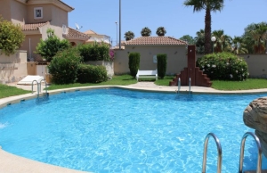 medium_16225_lovely_three_bedroom_townhouse_with_private_garage_and_large_communal_pool_160924111122_sr1346_(42)