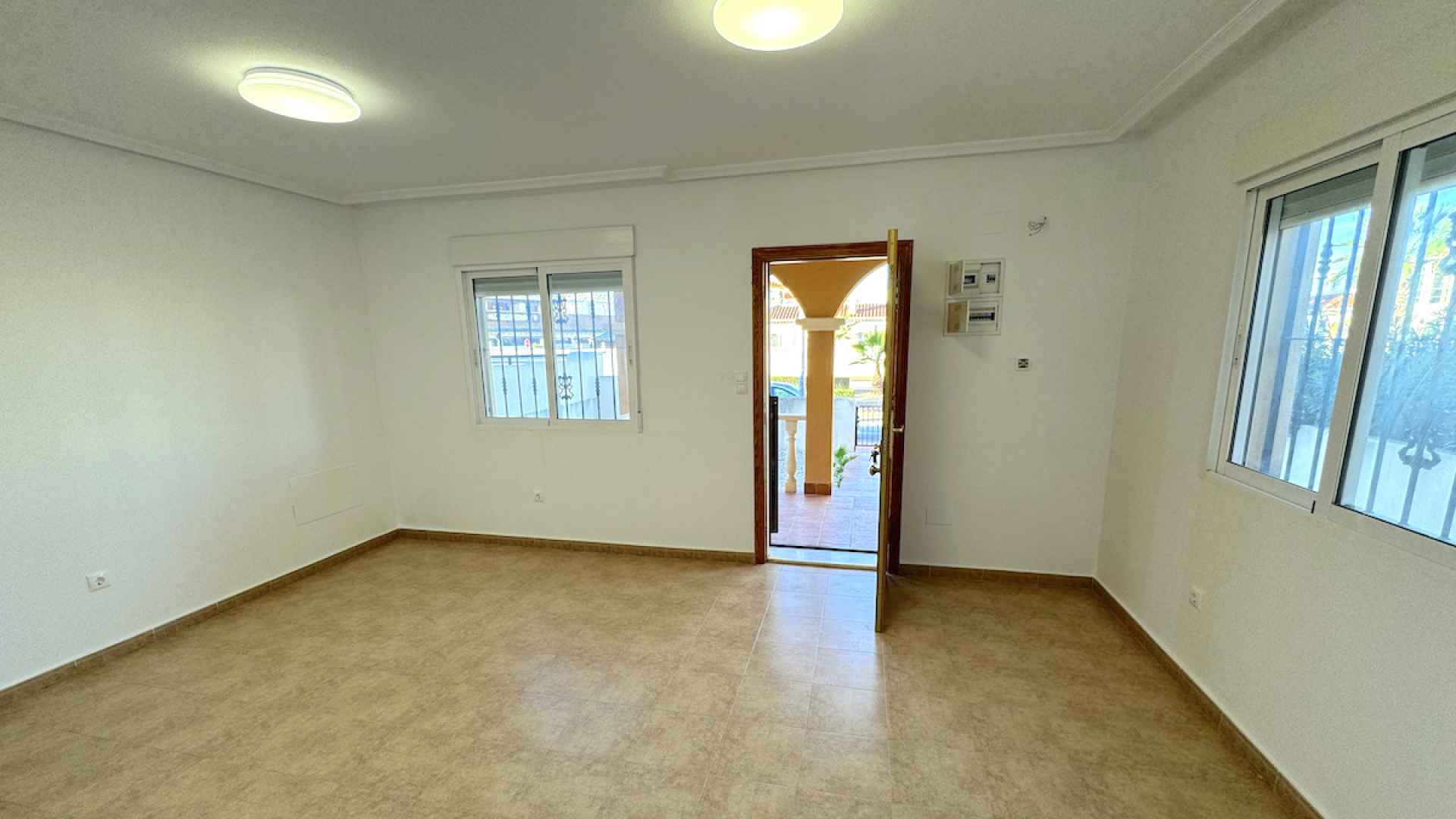48739_spacious_2_bedroom_villa_with_great_outdoor_space_101224071249_img_7187