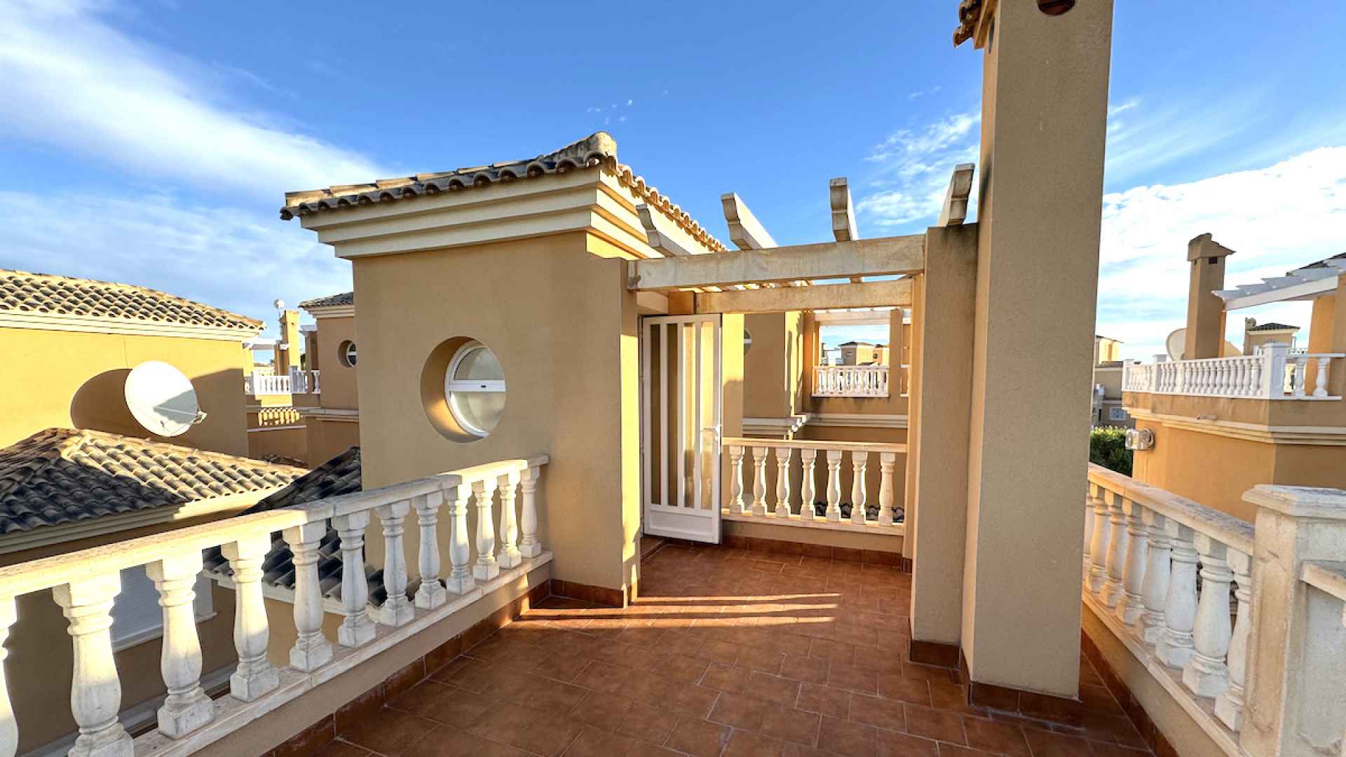 48739_spacious_2_bedroom_villa_with_great_outdoor_space_101224071250_img_7172