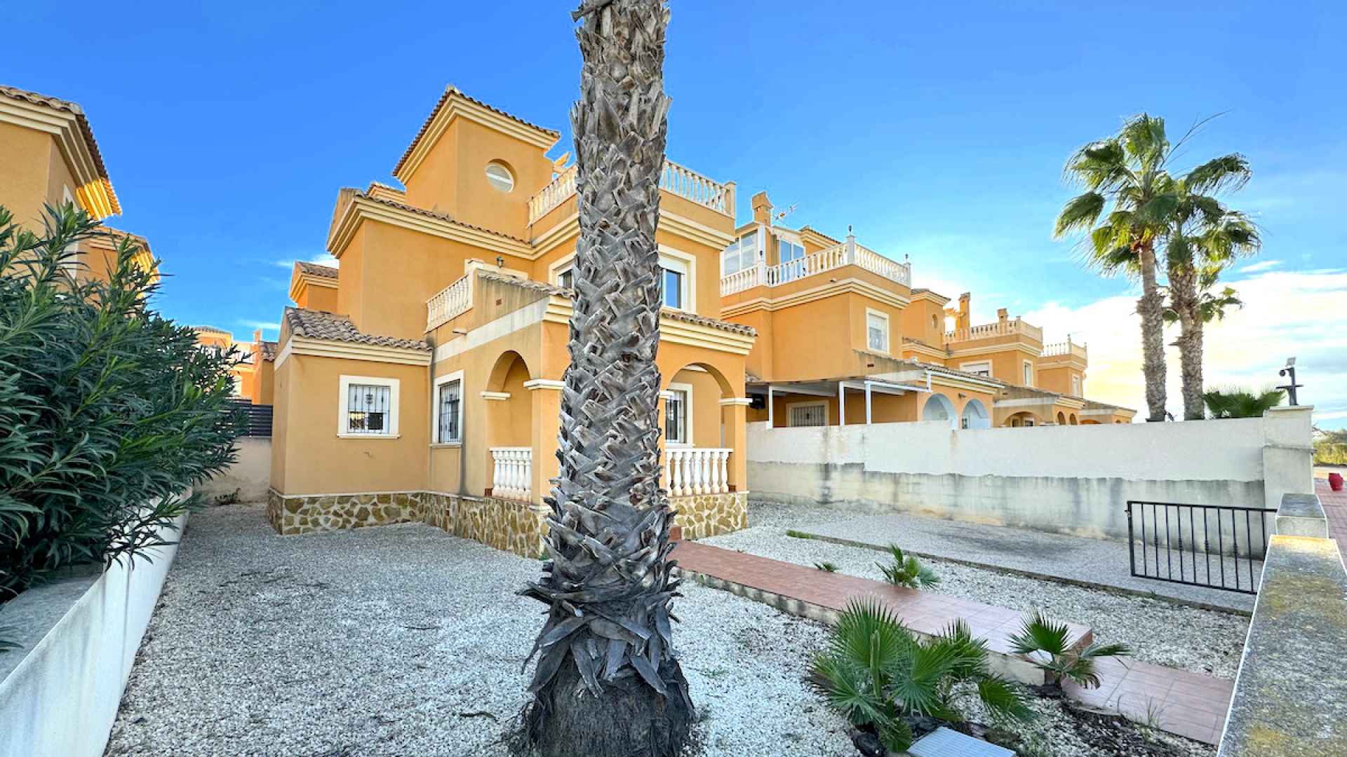 48739_spacious_2_bedroom_villa_with_great_outdoor_space_101224071250_img_7193