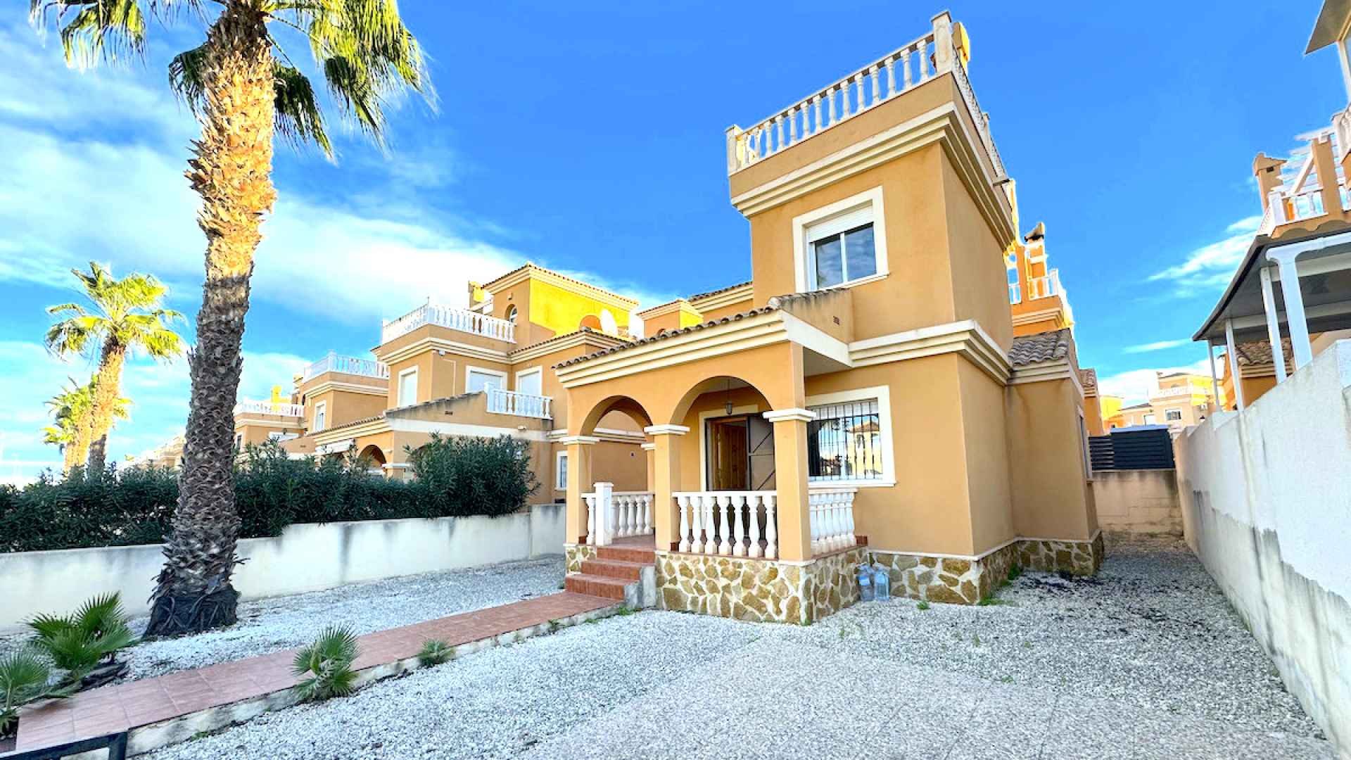 48739_spacious_2_bedroom_villa_with_great_outdoor_space_101224071251_img_7191