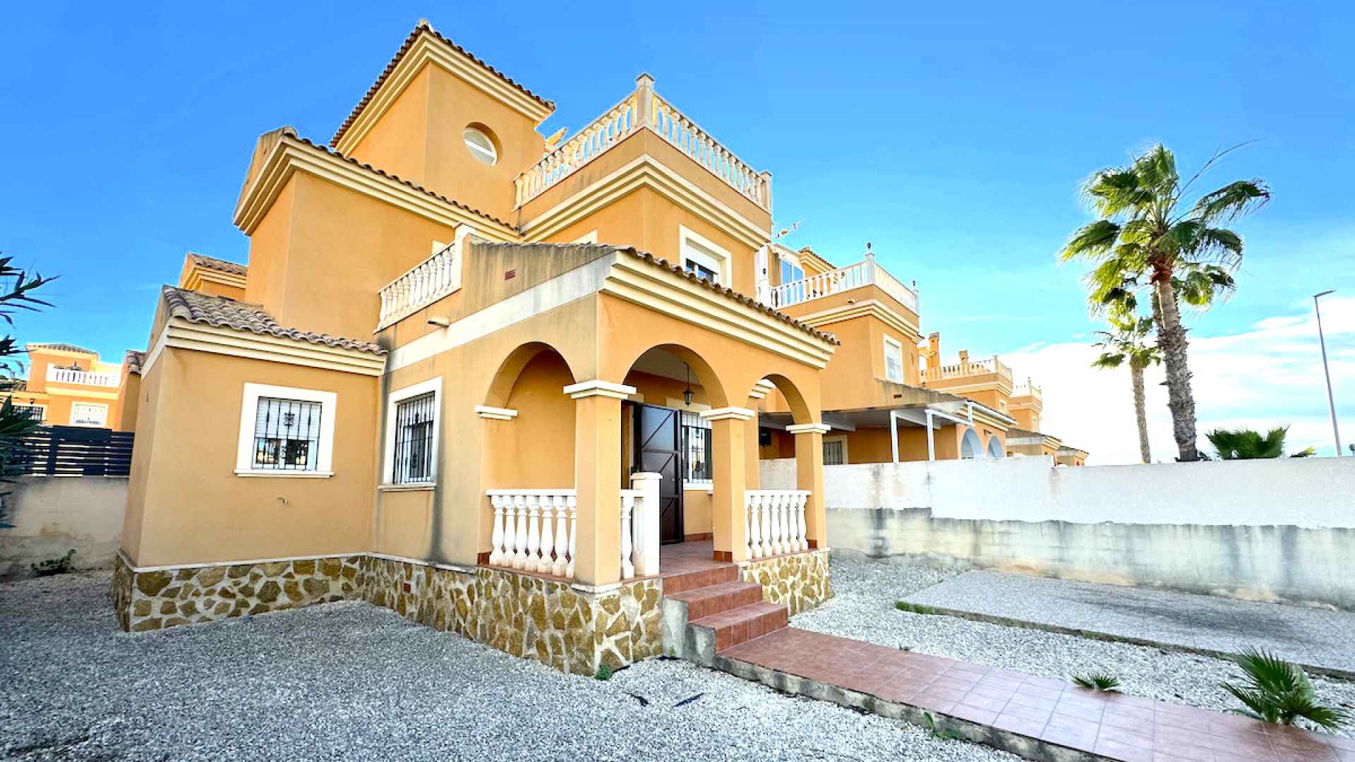 48739_spacious_2_bedroom_villa_with_great_outdoor_space_101224071251_img_7194