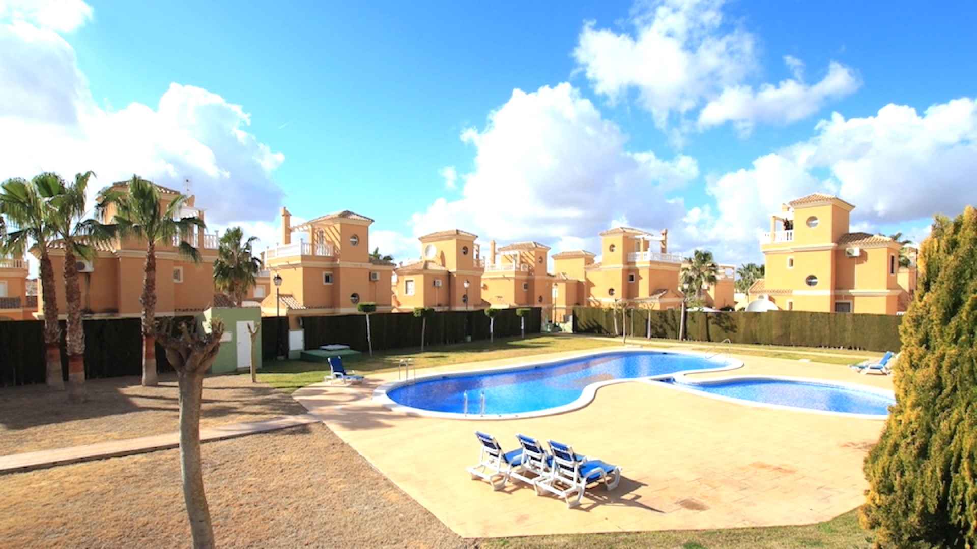 48739_spacious_2_bedroom_villa_with_great_outdoor_space_101224071320_1