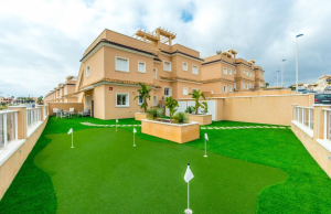 200-3888, Three Bedroom Ground Floor, Corner Apartmentg In Los Altos.
