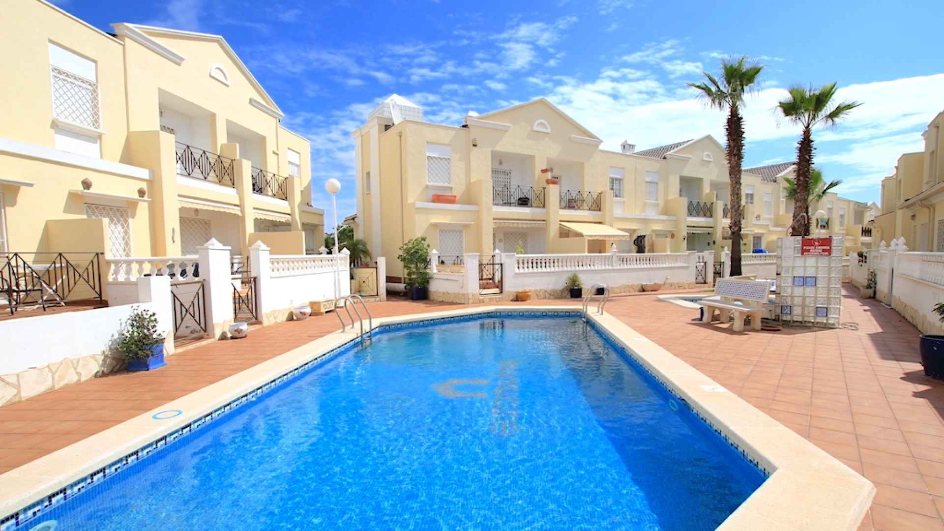 48899_stylish_3_bedroom_end_townhouse_in_a_sought_after_location_100425143722_1