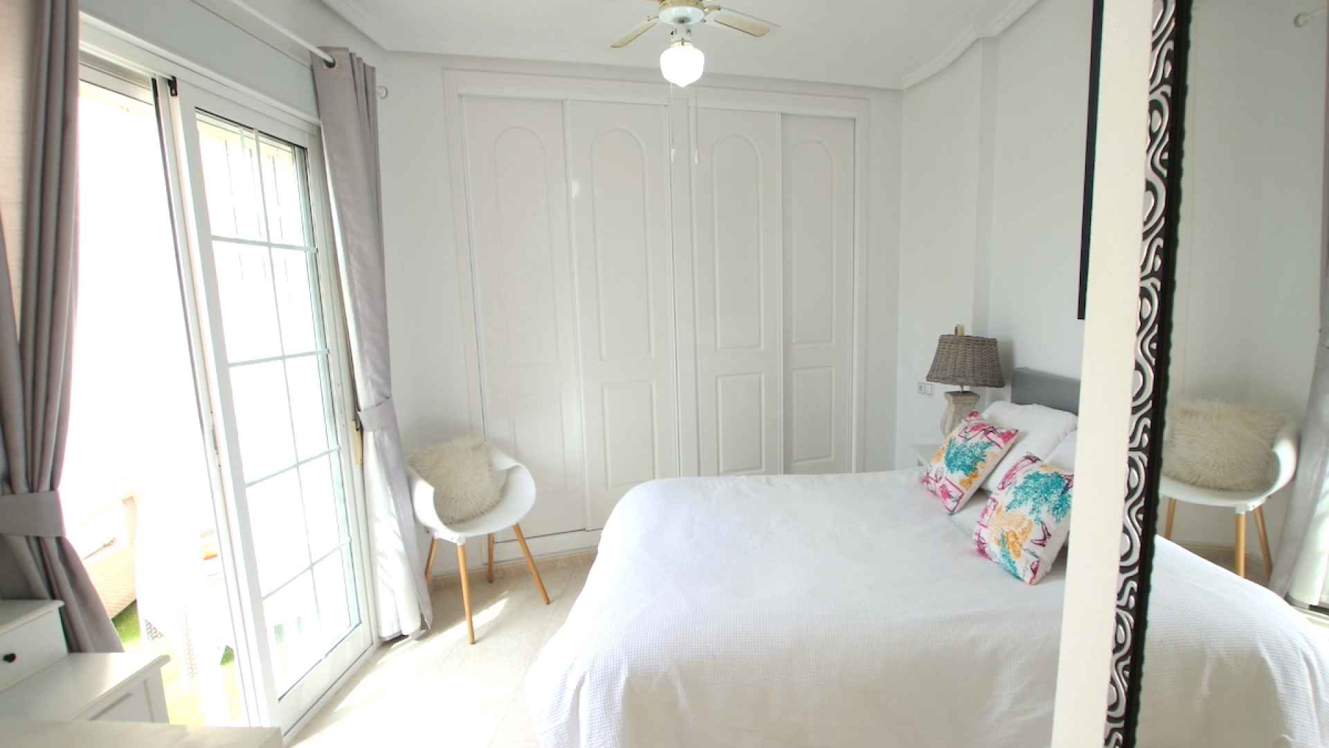 48899_stylish_3_bedroom_end_townhouse_in_a_sought_after_location_100425143811_img_1523