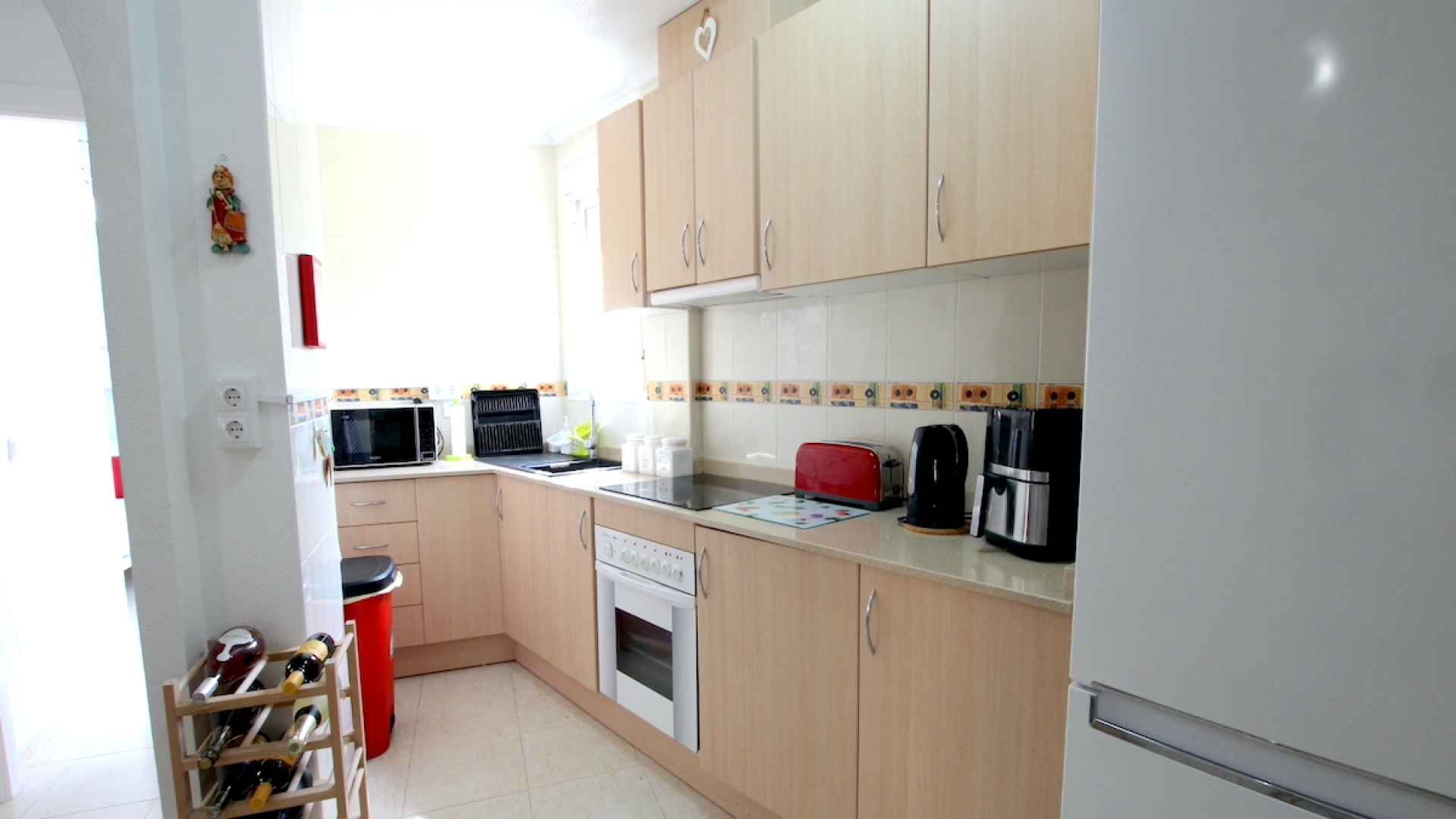 48899_stylish_3_bedroom_end_townhouse_in_a_sought_after_location_100425143812_img_1551
