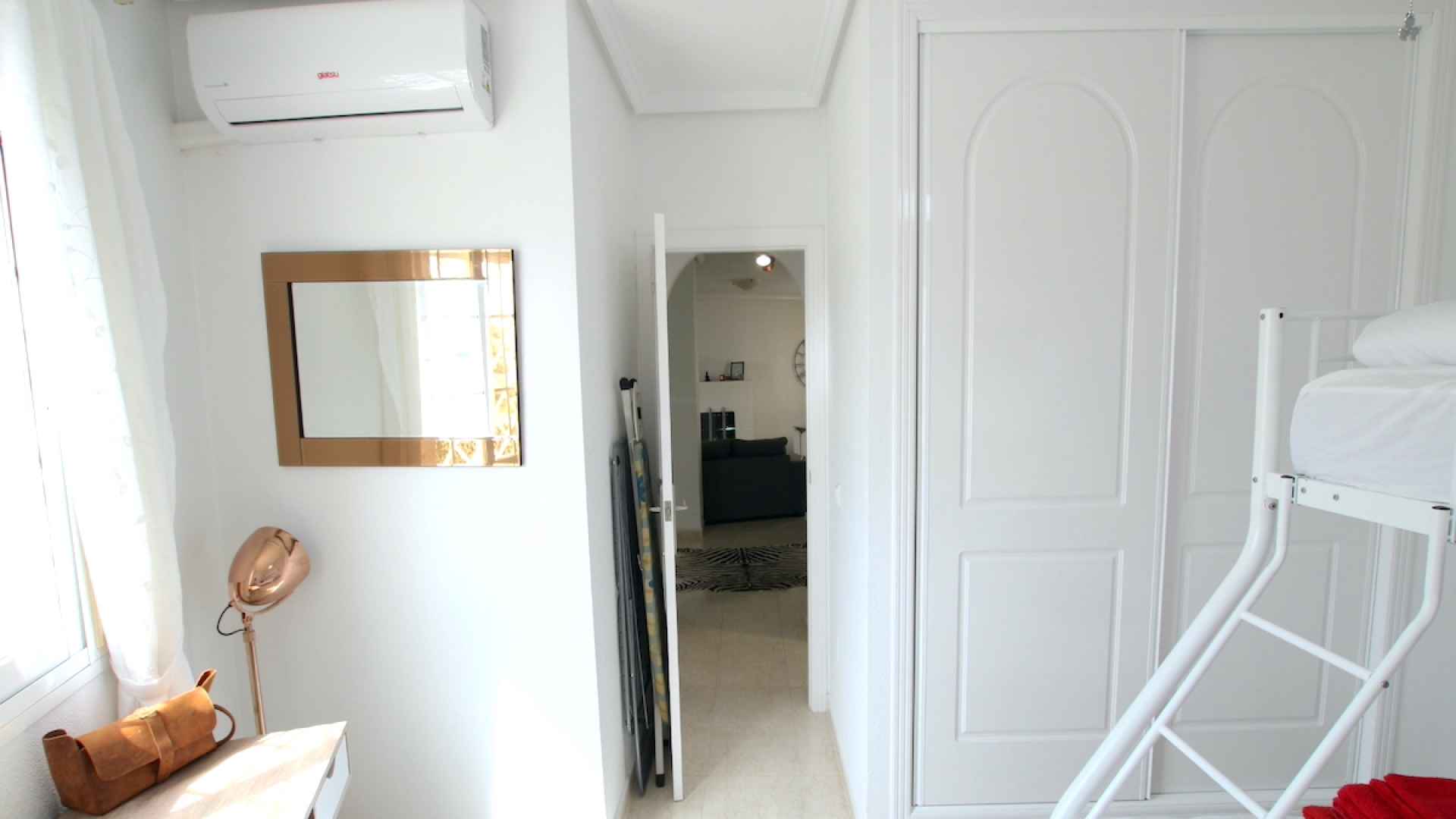 48899_stylish_3_bedroom_end_townhouse_in_a_sought_after_location_100425143812_img_1565