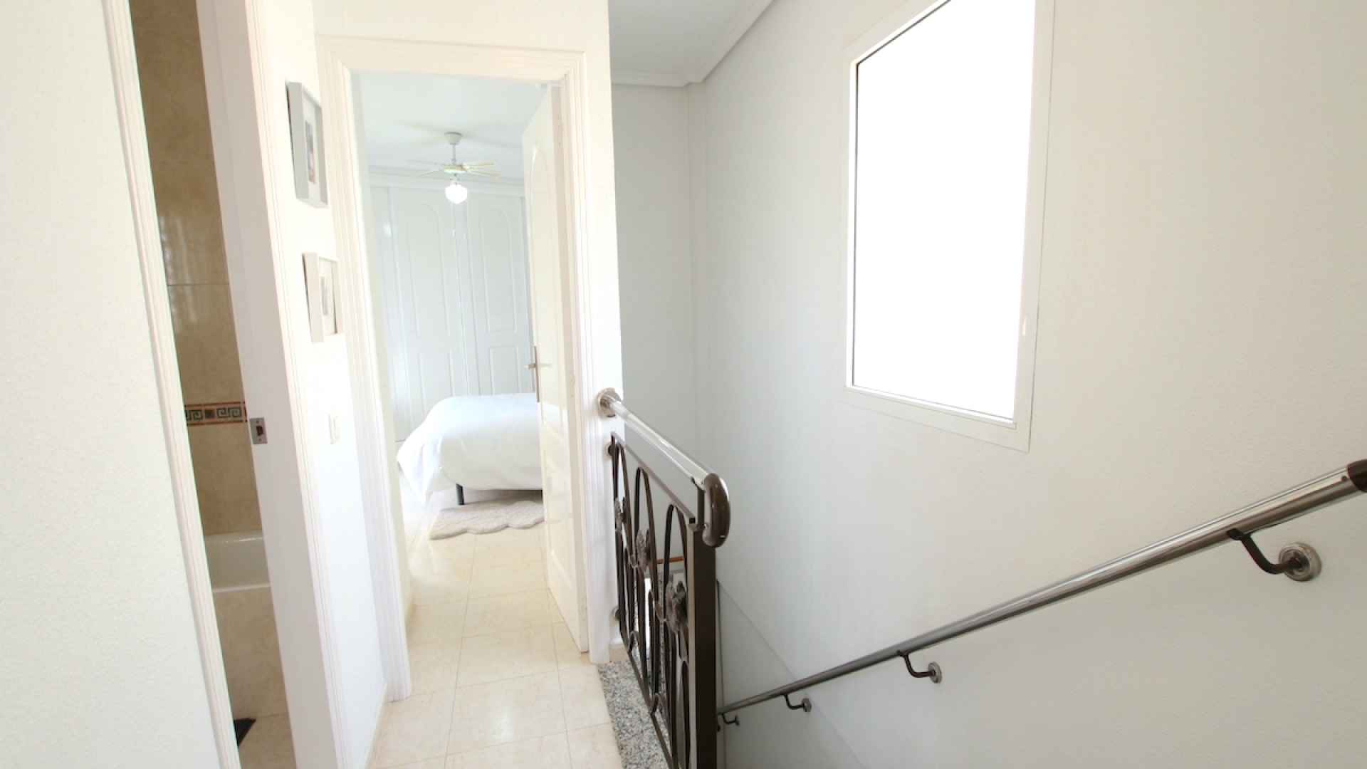 48899_stylish_3_bedroom_end_townhouse_in_a_sought_after_location_100425143813_img_1501