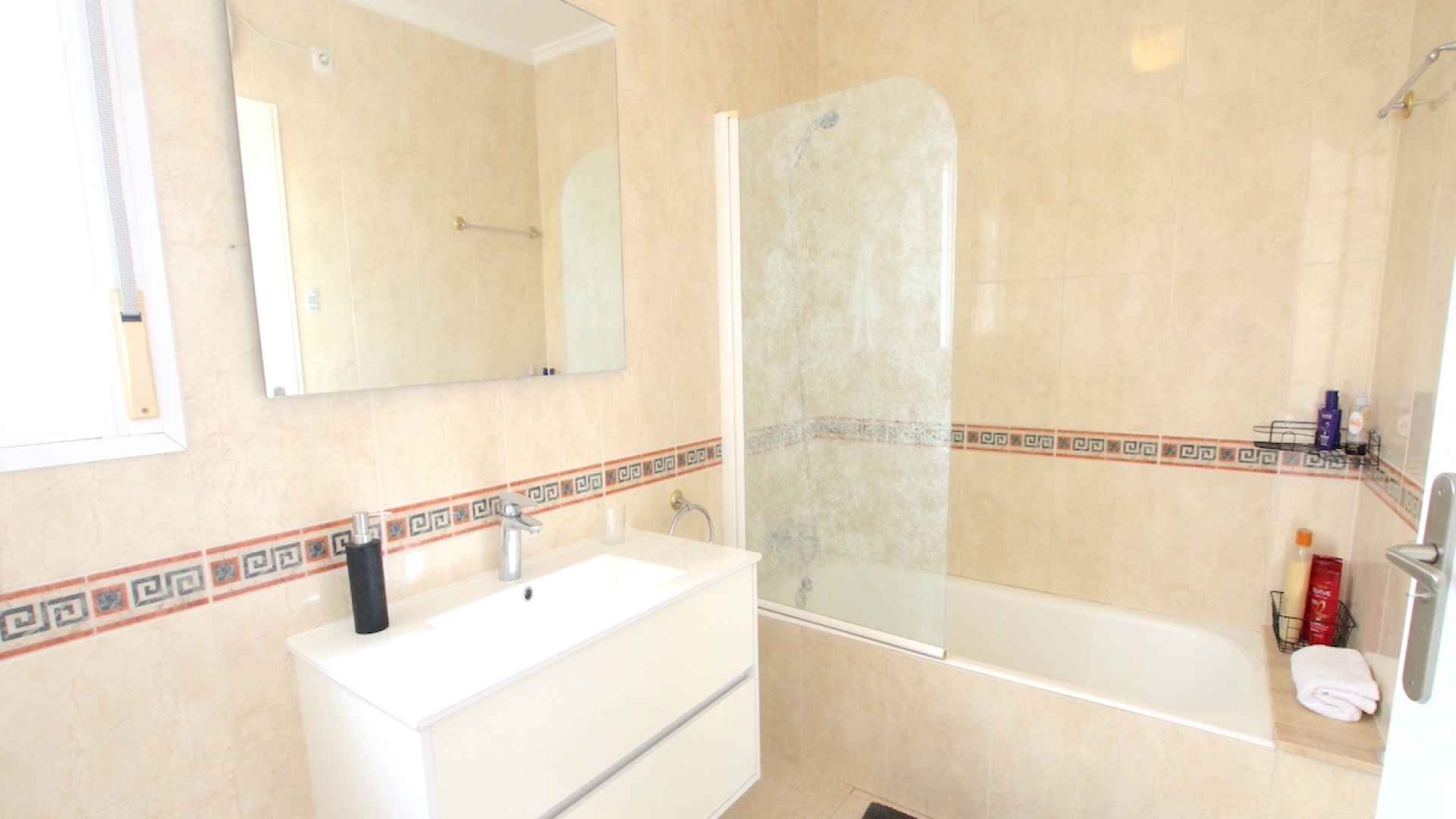 48899_stylish_3_bedroom_end_townhouse_in_a_sought_after_location_100425143813_img_1520