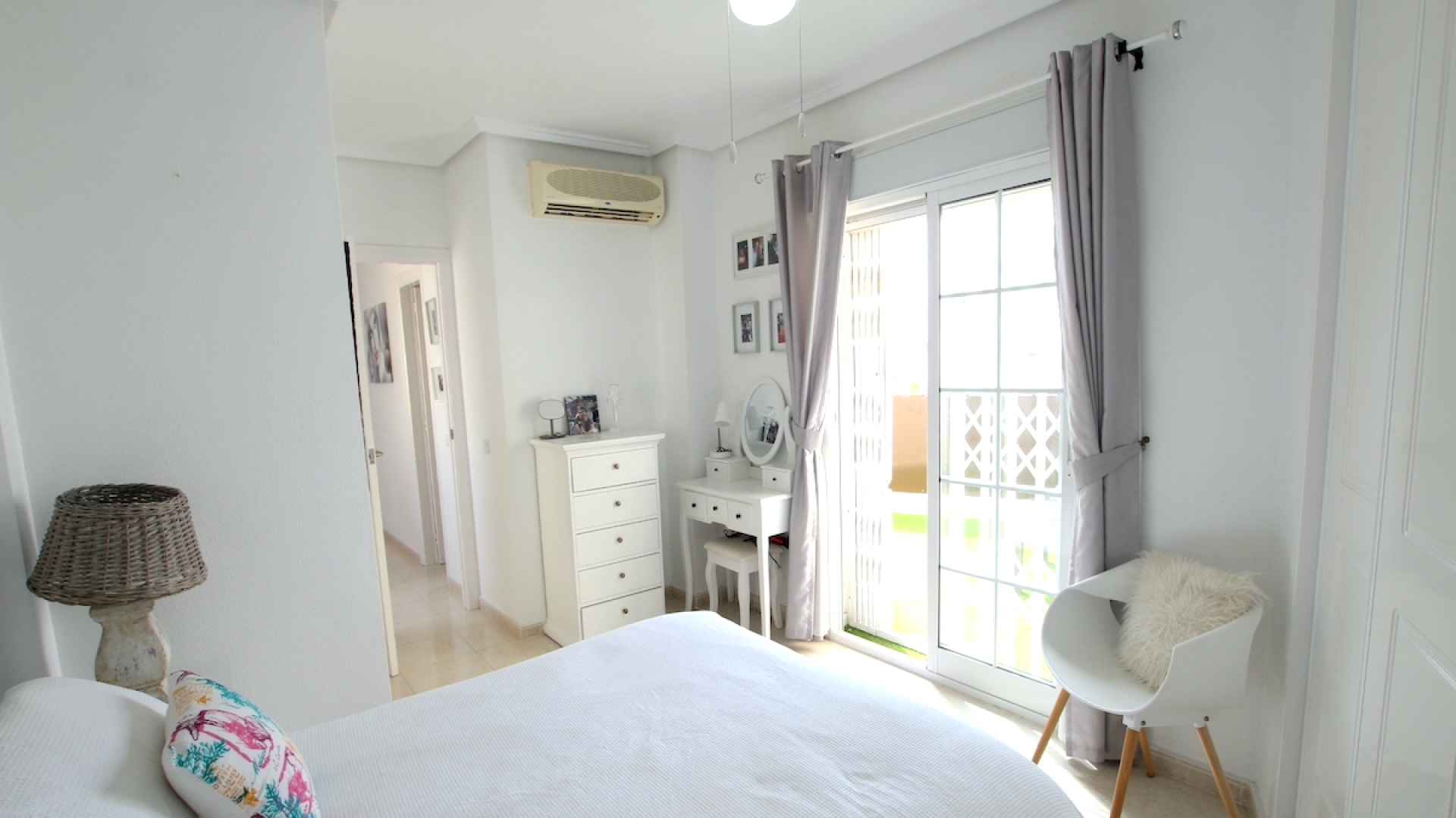 48899_stylish_3_bedroom_end_townhouse_in_a_sought_after_location_100425143813_img_1527
