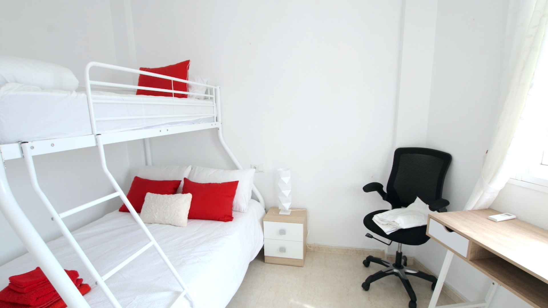 48899_stylish_3_bedroom_end_townhouse_in_a_sought_after_location_100425143813_img_1563