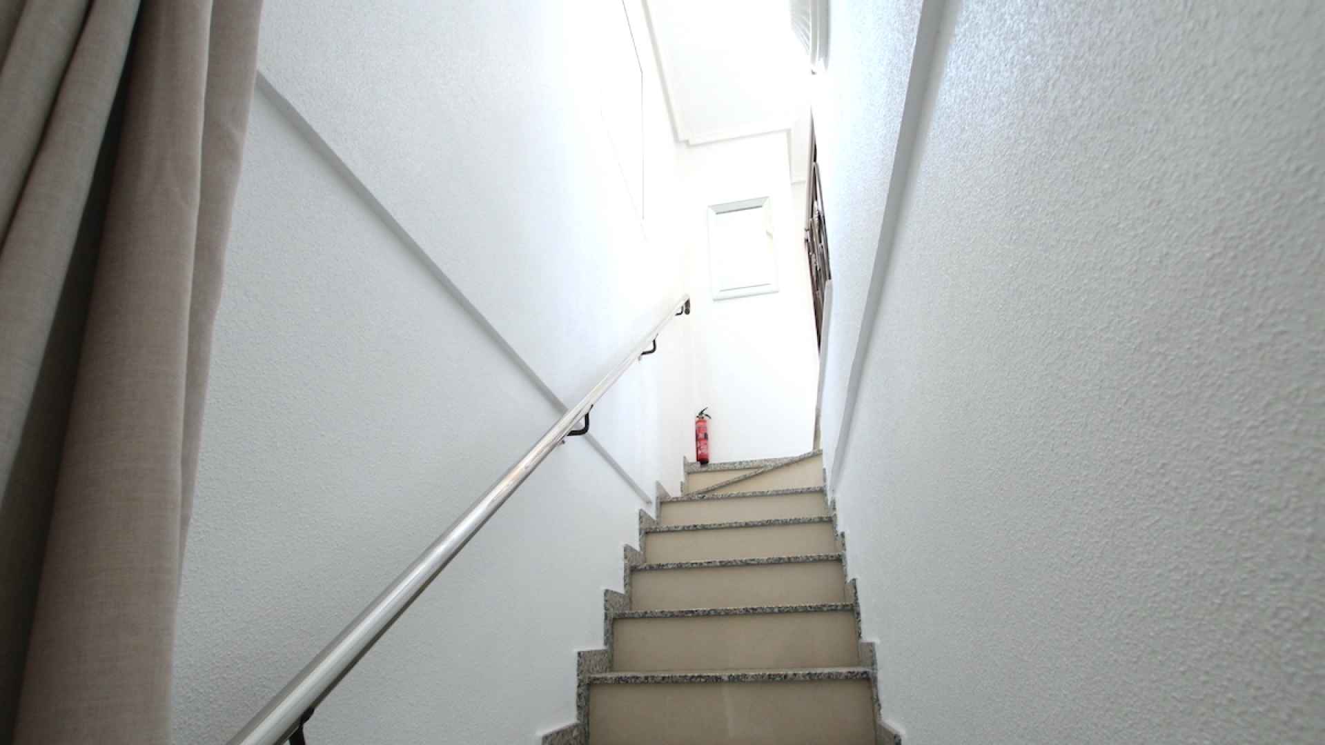 48899_stylish_3_bedroom_end_townhouse_in_a_sought_after_location_100425143814_img_1498