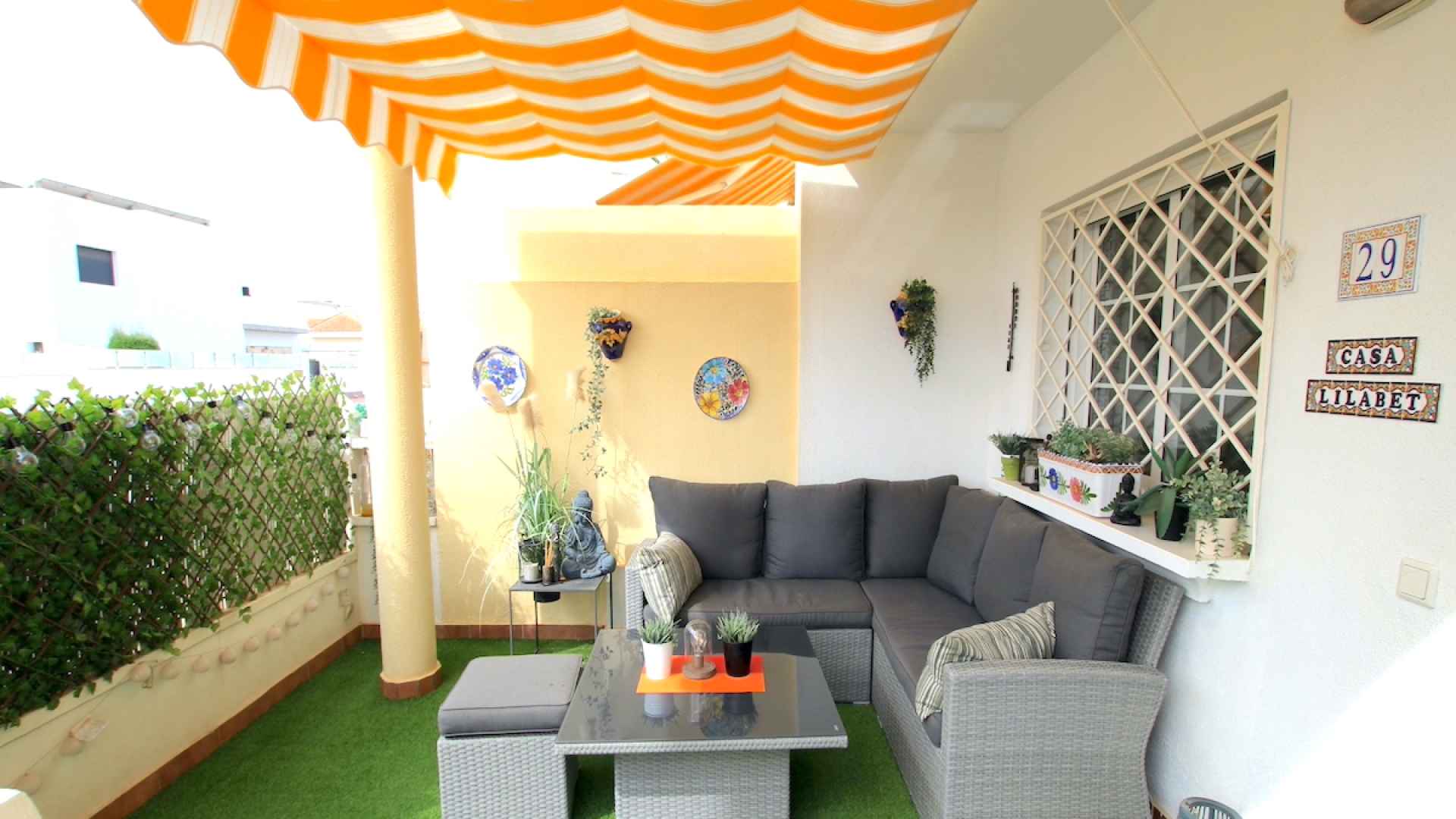 48899_stylish_3_bedroom_end_townhouse_in_a_sought_after_location_100425143815_img_1494