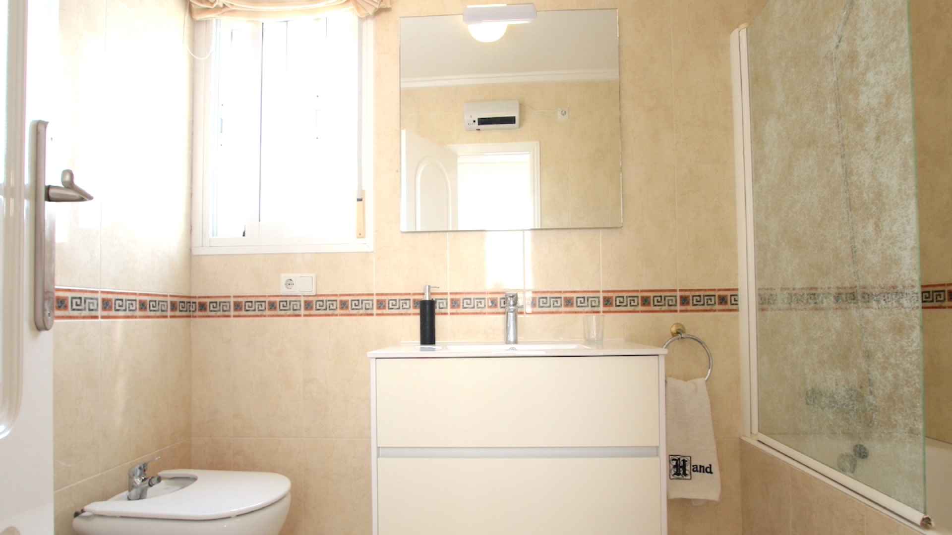 48899_stylish_3_bedroom_end_townhouse_in_a_sought_after_location_100425143815_img_1515