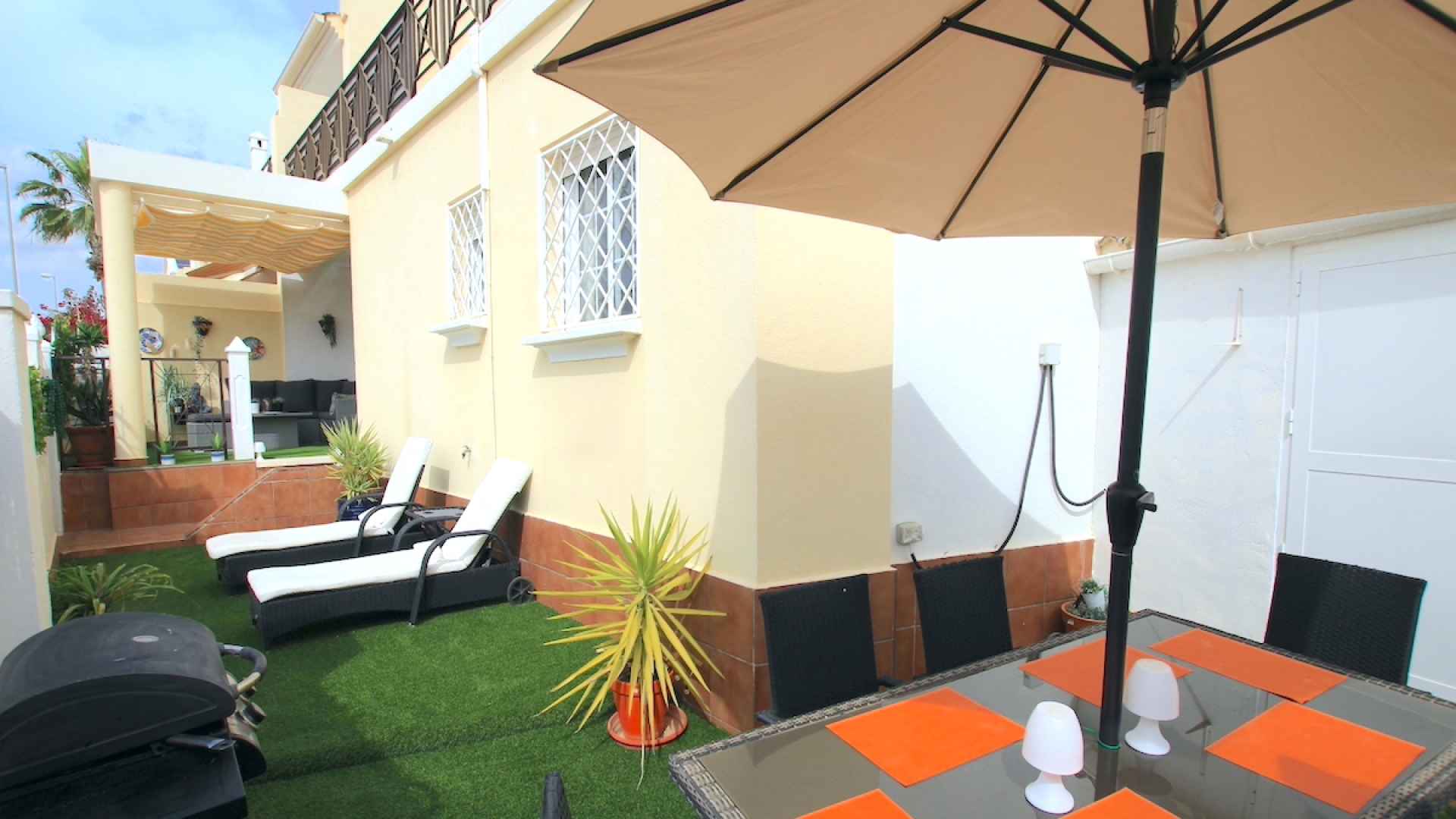 48899_stylish_3_bedroom_end_townhouse_in_a_sought_after_location_100425143816_img_1490