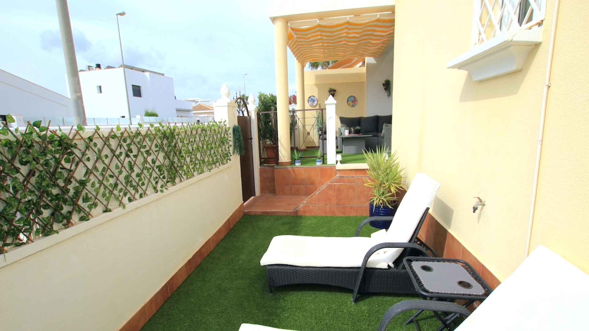 48899_stylish_3_bedroom_end_townhouse_in_a_sought_after_location_100425143816_img_1492