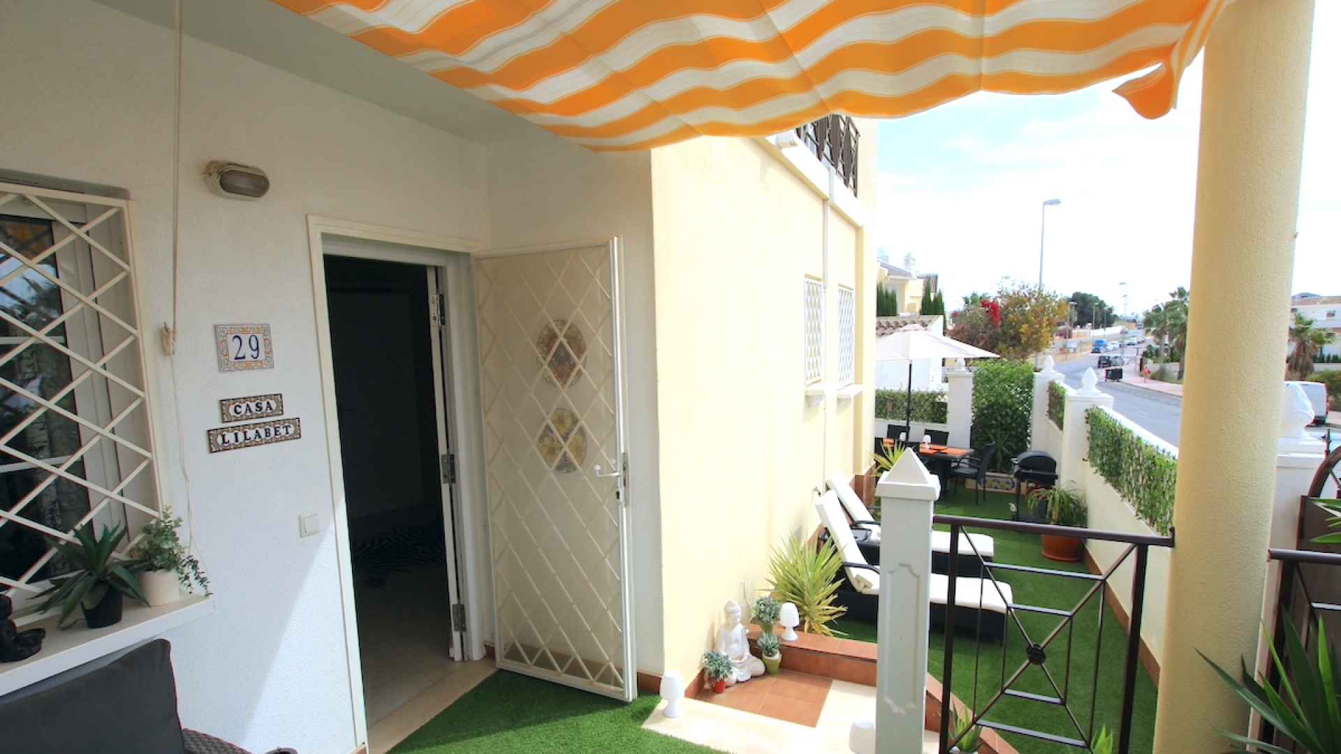 48899_stylish_3_bedroom_end_townhouse_in_a_sought_after_location_100425143816_img_1497
