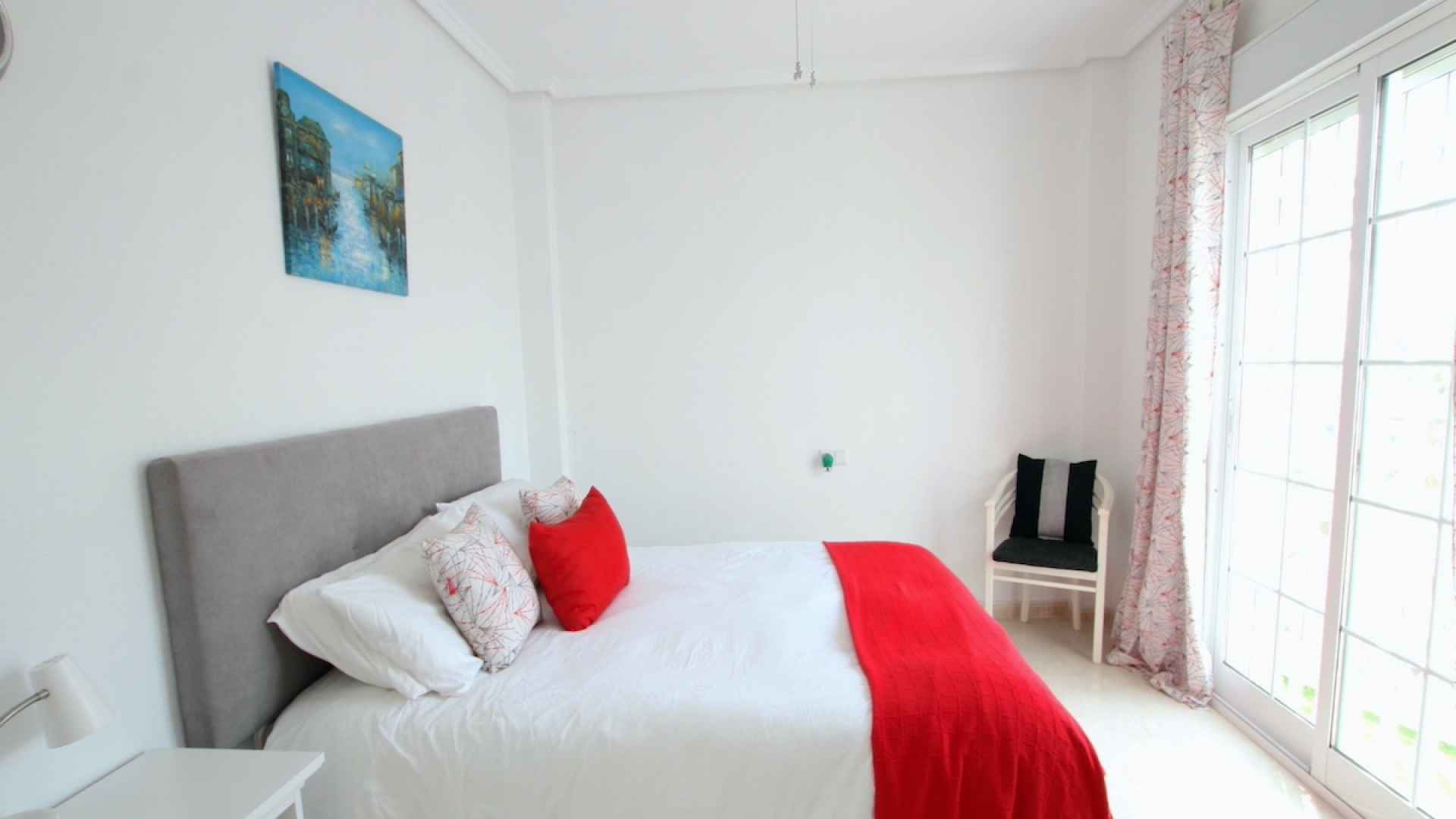 48899_stylish_3_bedroom_end_townhouse_in_a_sought_after_location_100425143816_img_1507